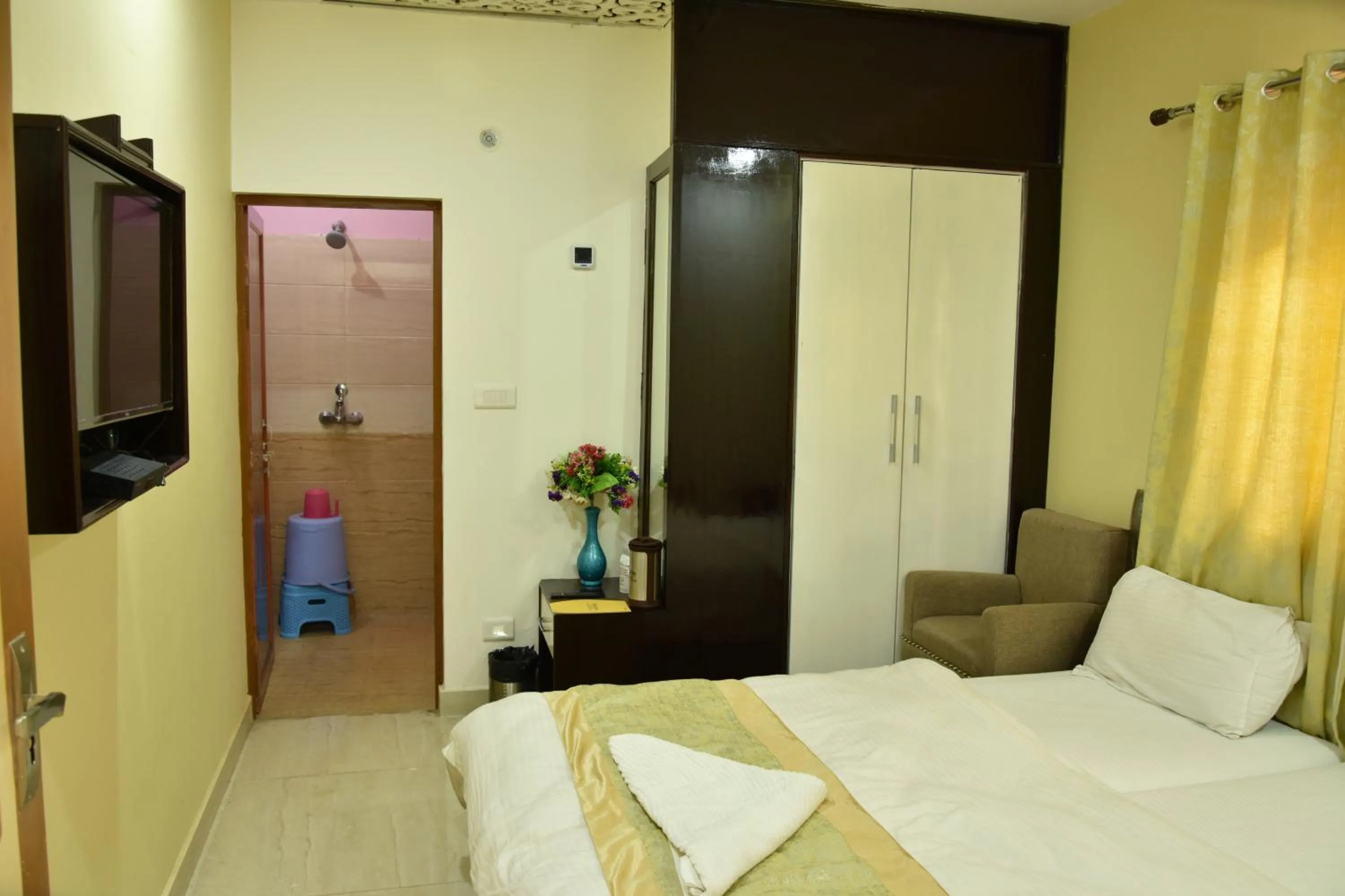 Bed in Hotel Sarweshwary