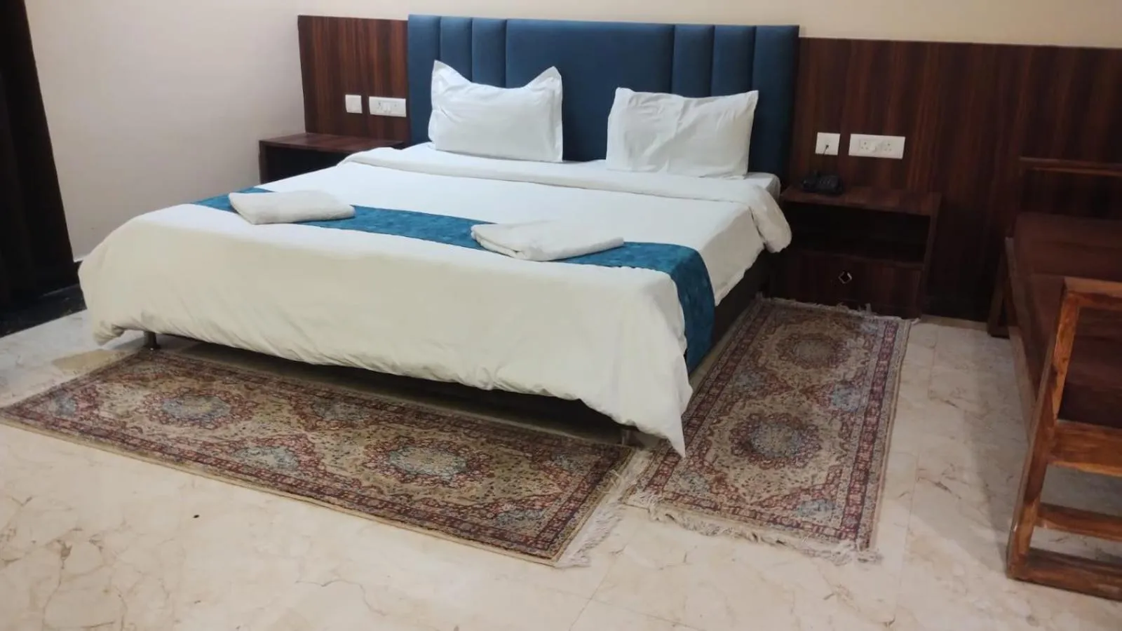 Bedroom, Bed in Hotel Sarweshwary