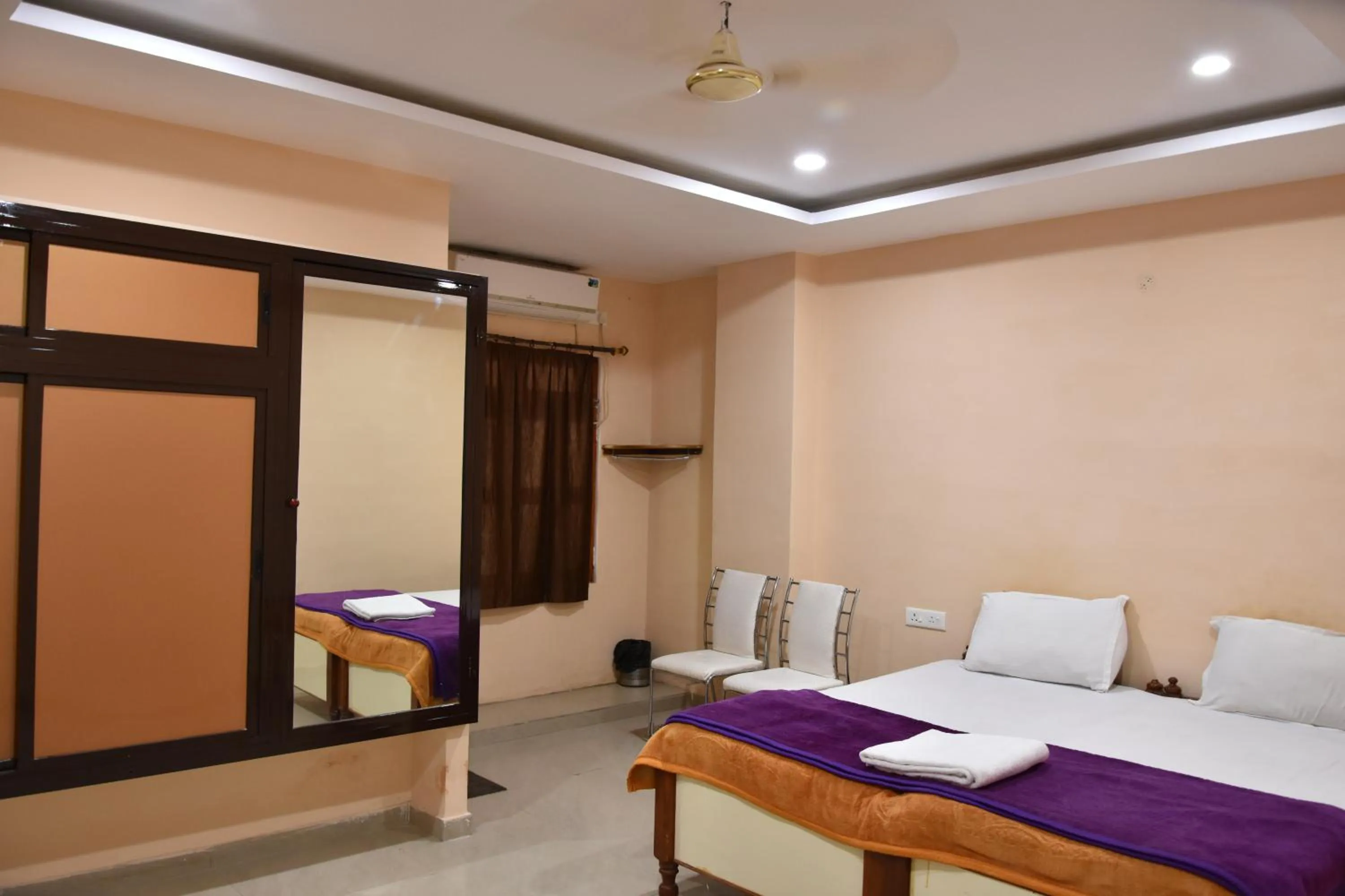Bed in Hotel Sarweshwary