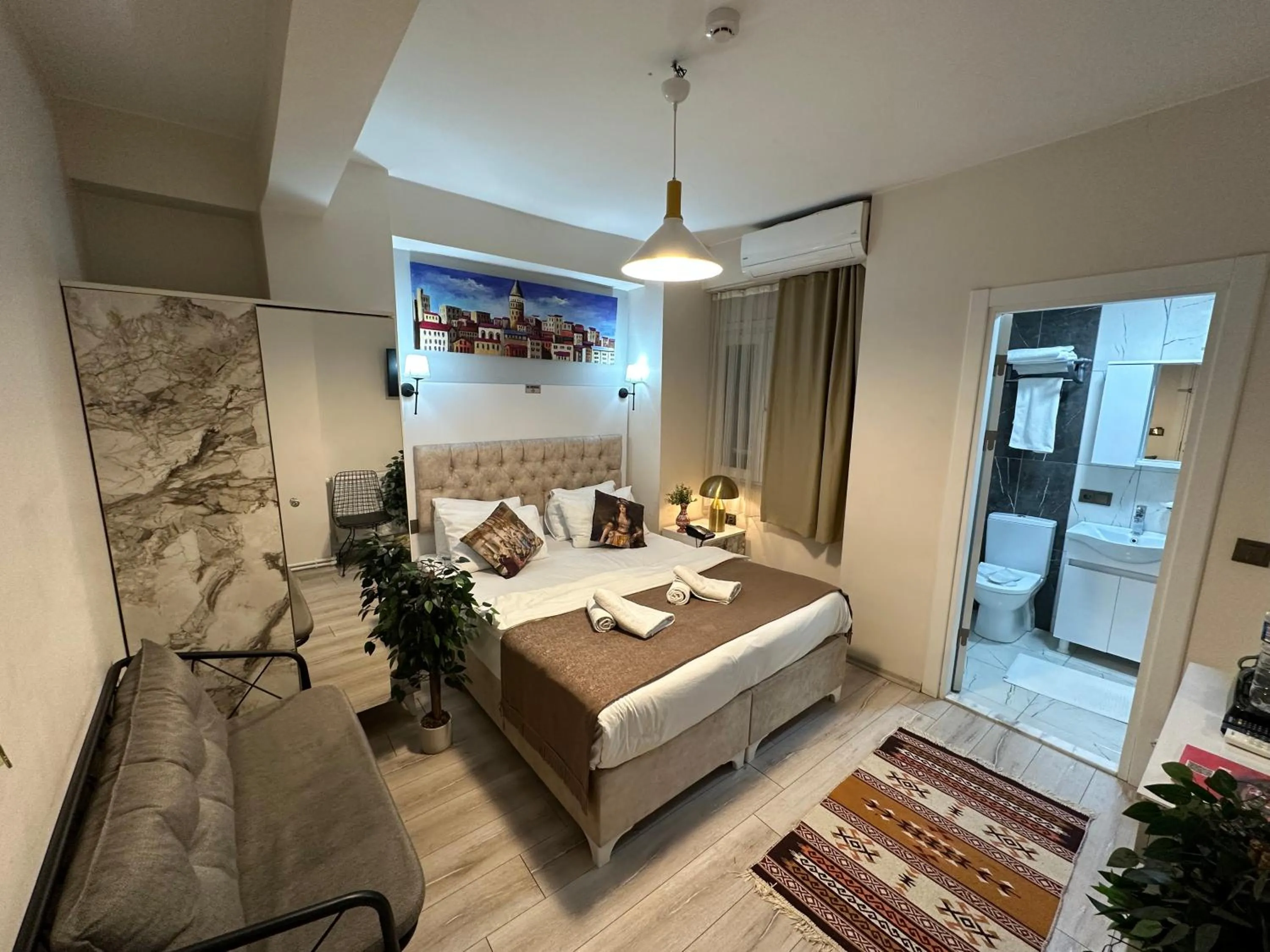 Bathroom, Bed in Galapera Hotel