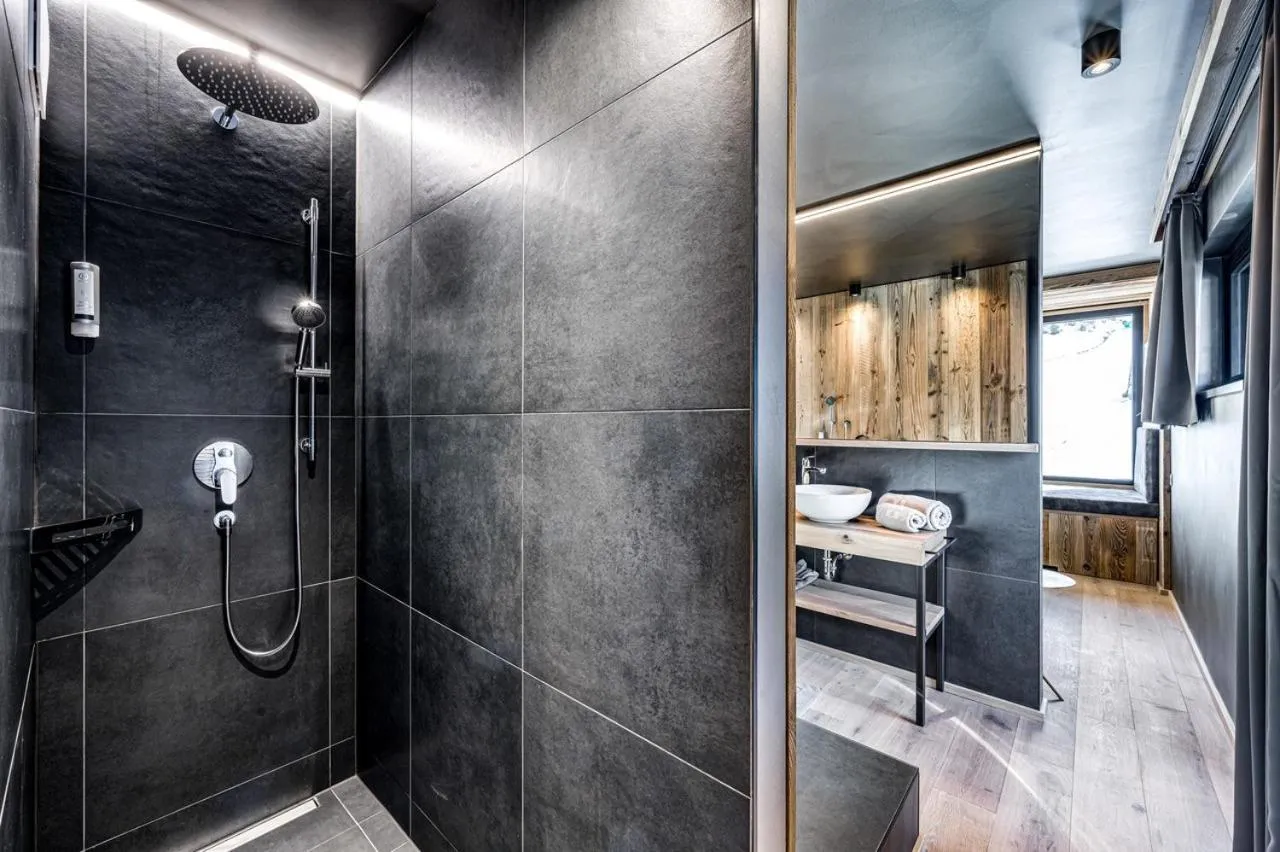 Shower in ALMMONTE PRÄCLARUM SUITES - Casual Boutique Hotel