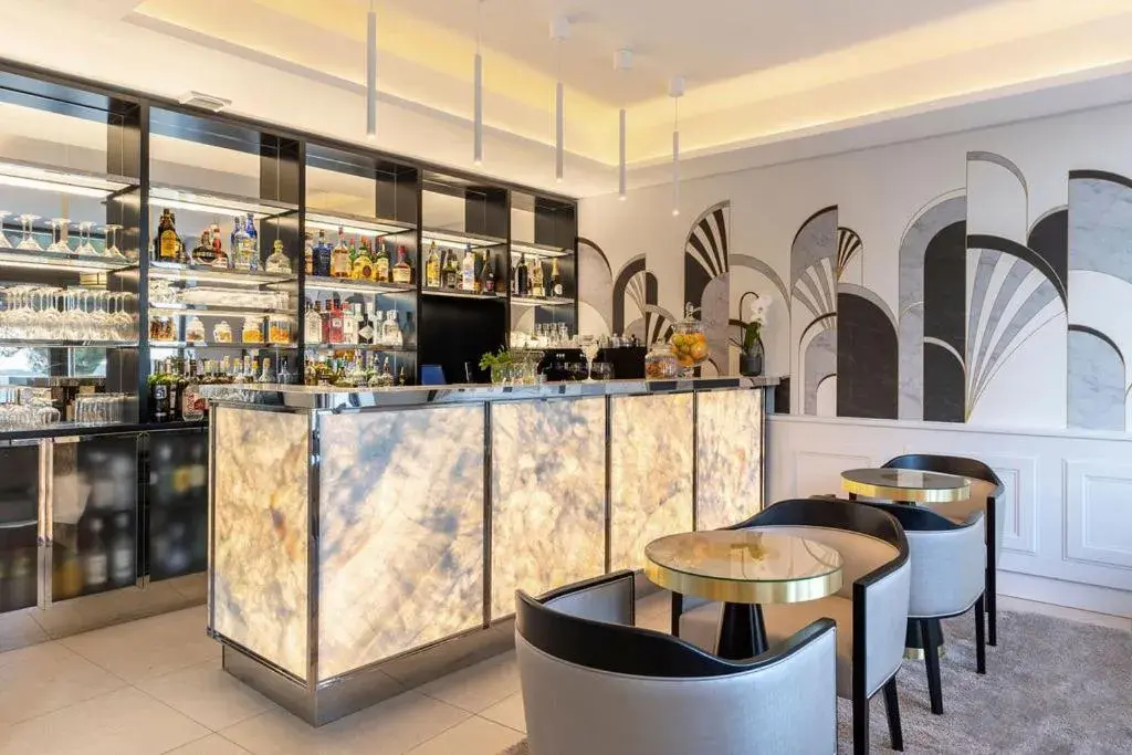Lounge or bar in Eden Rose Grand Hotel BW Premier Collection Lounge or bar in Eden Rose Grand Hotel BW Premier Collection
