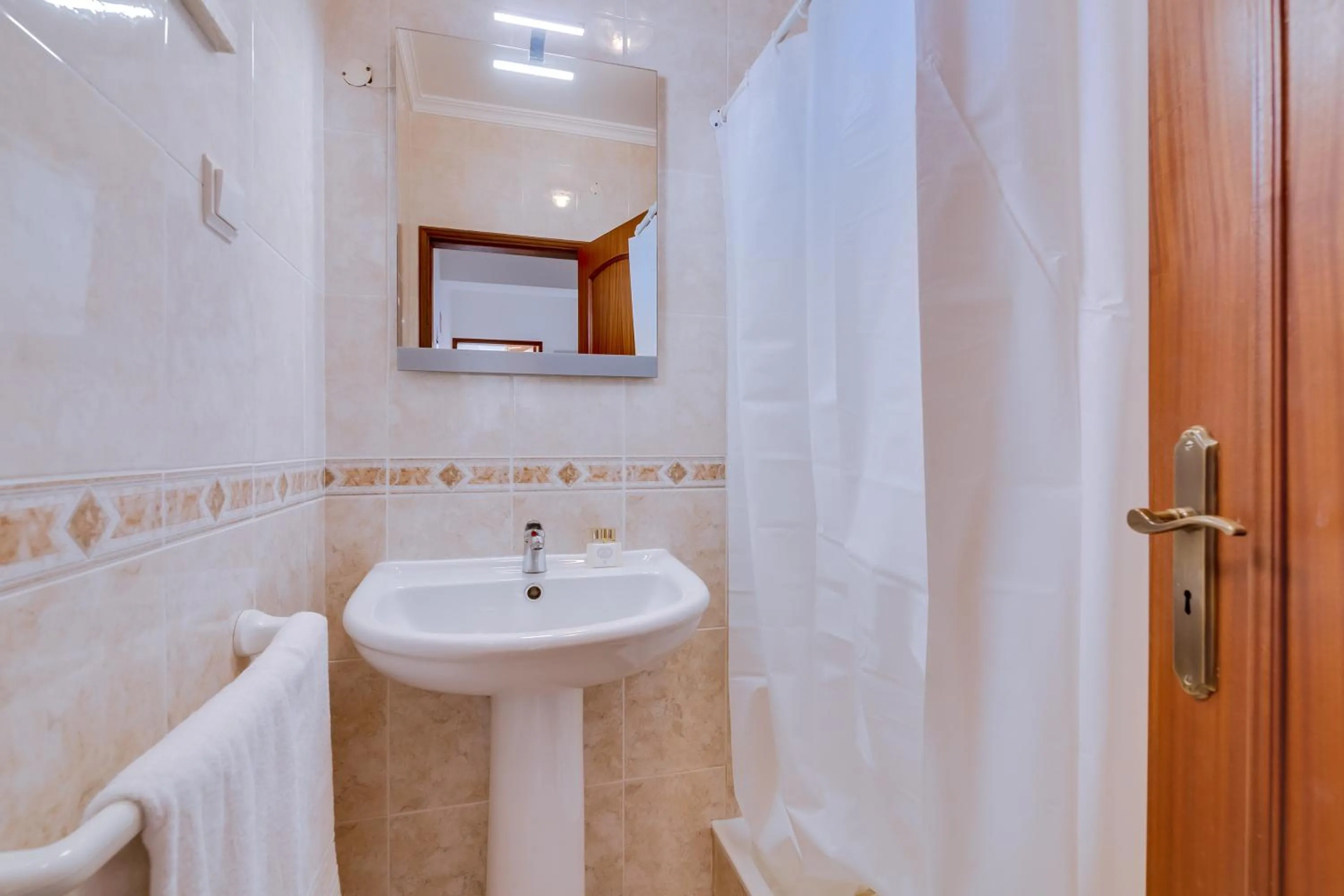 Shower in Colina Sol T2 Quarteira Beach