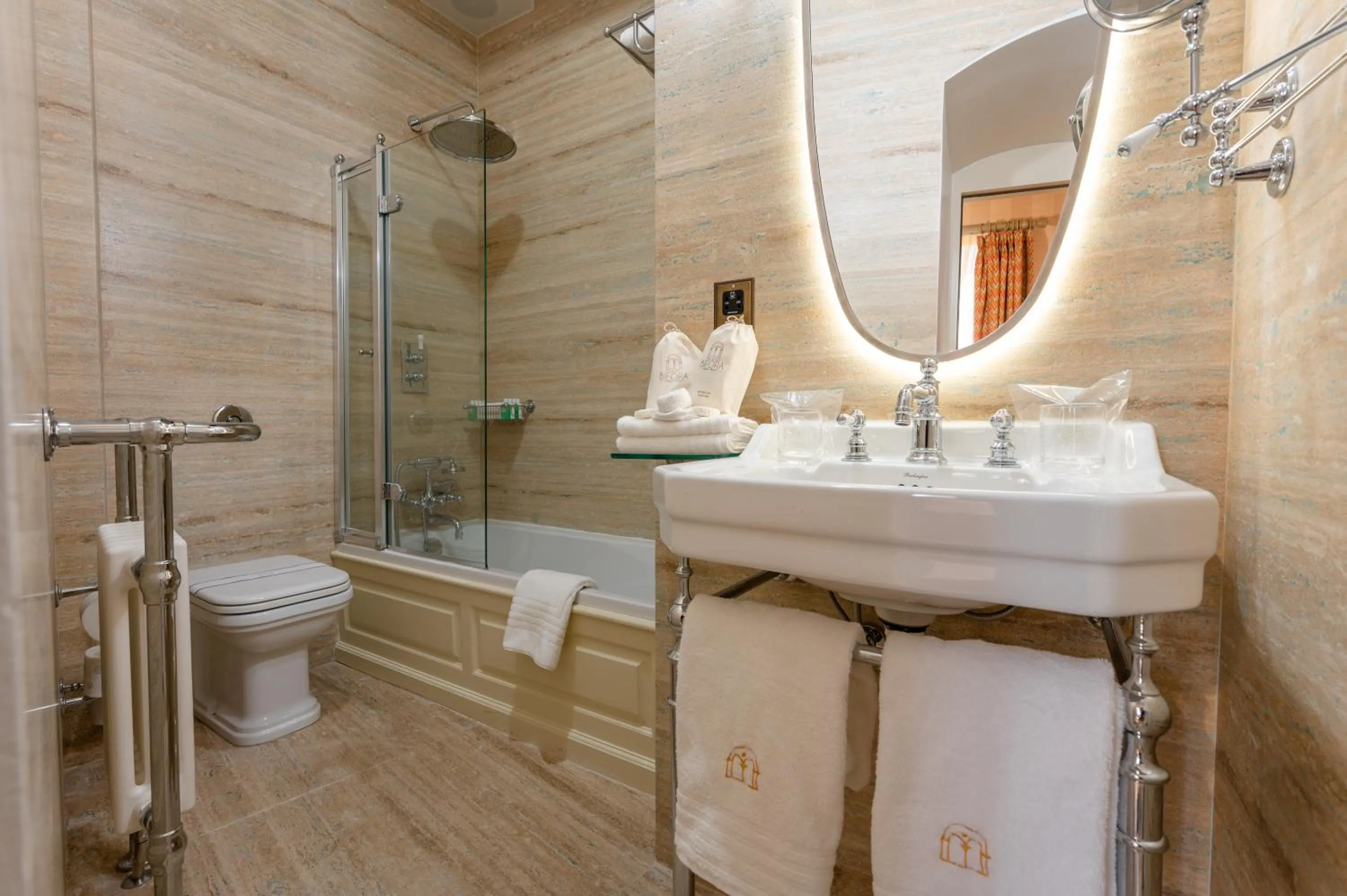 Shower in Palazzo Bifora