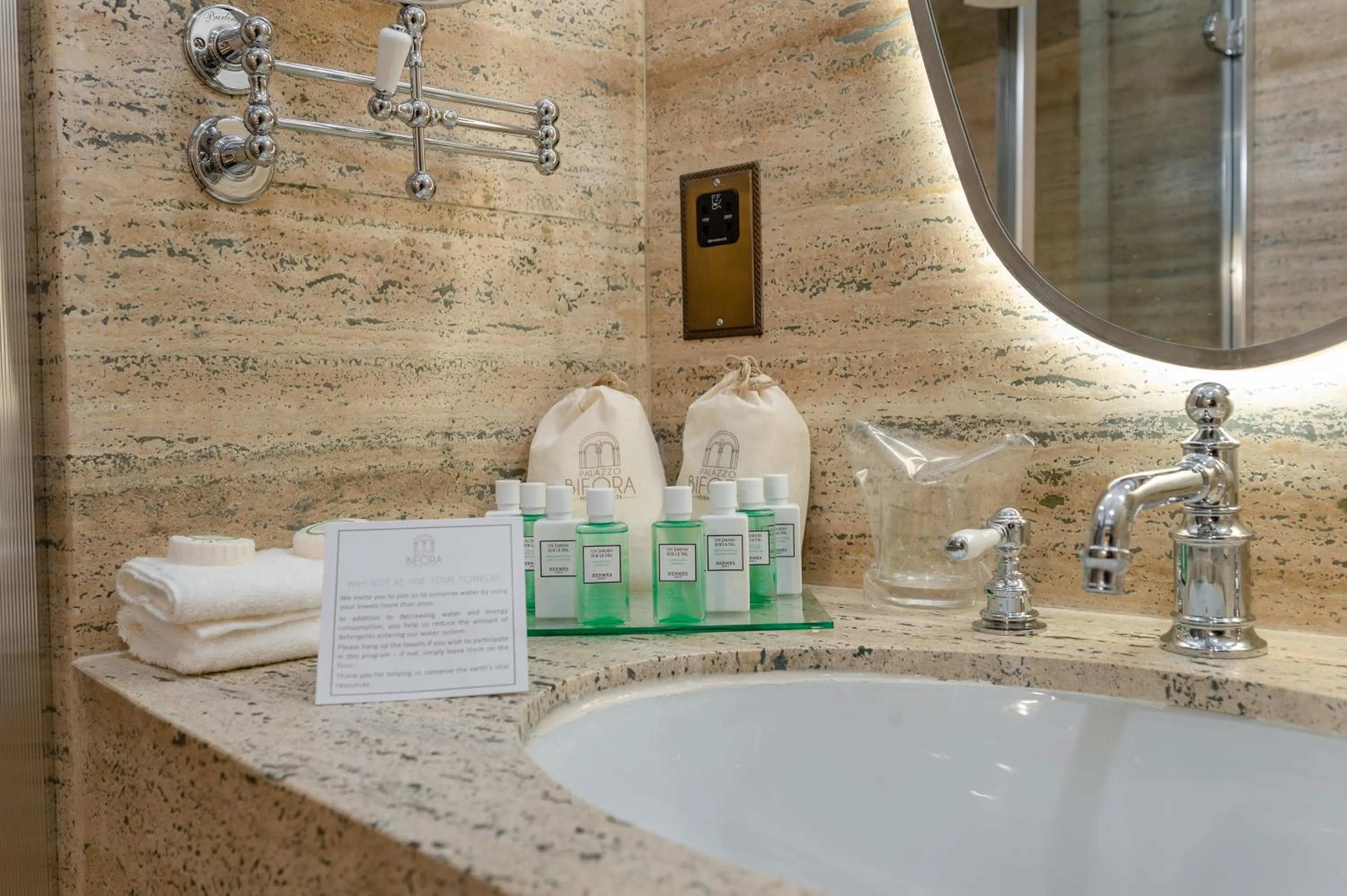 Shower in Palazzo Bifora