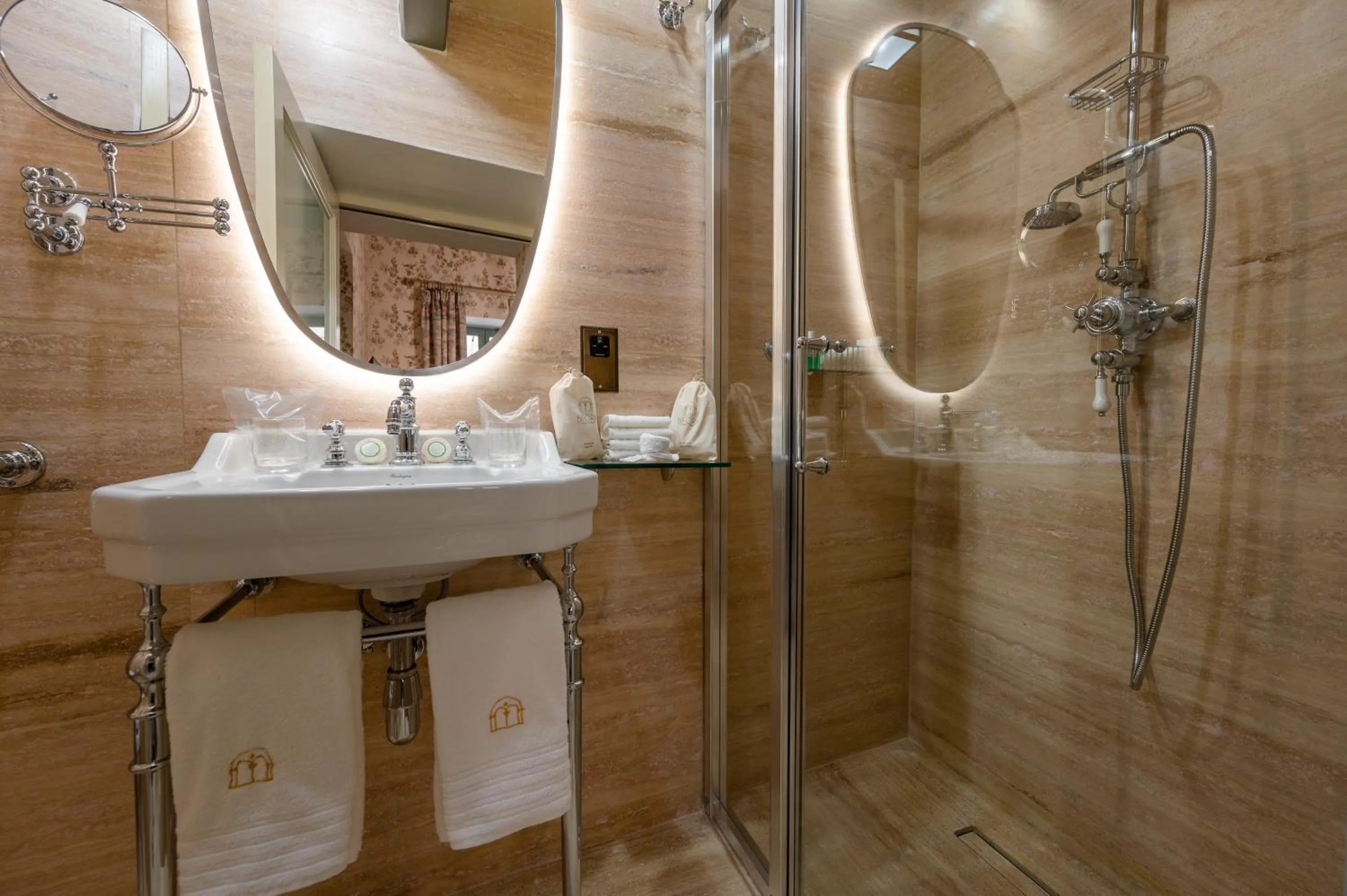 Shower in Palazzo Bifora