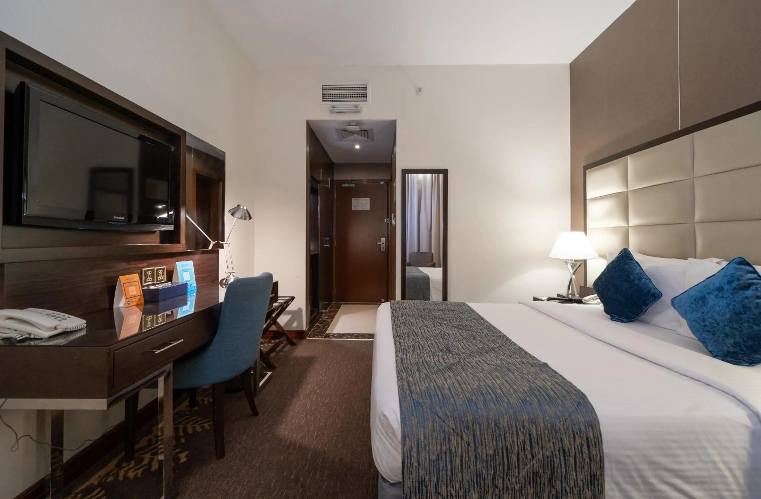 Photo of the whole room, Bed in Howard Johnson Bur Dubai