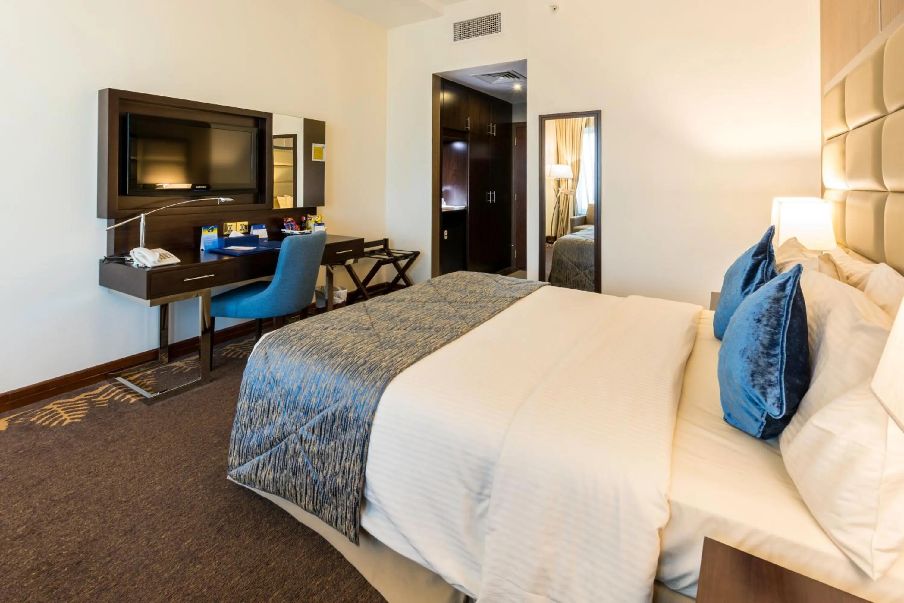 Deluxe Queen Room - Non-Smoking in Howard Johnson Bur Dubai