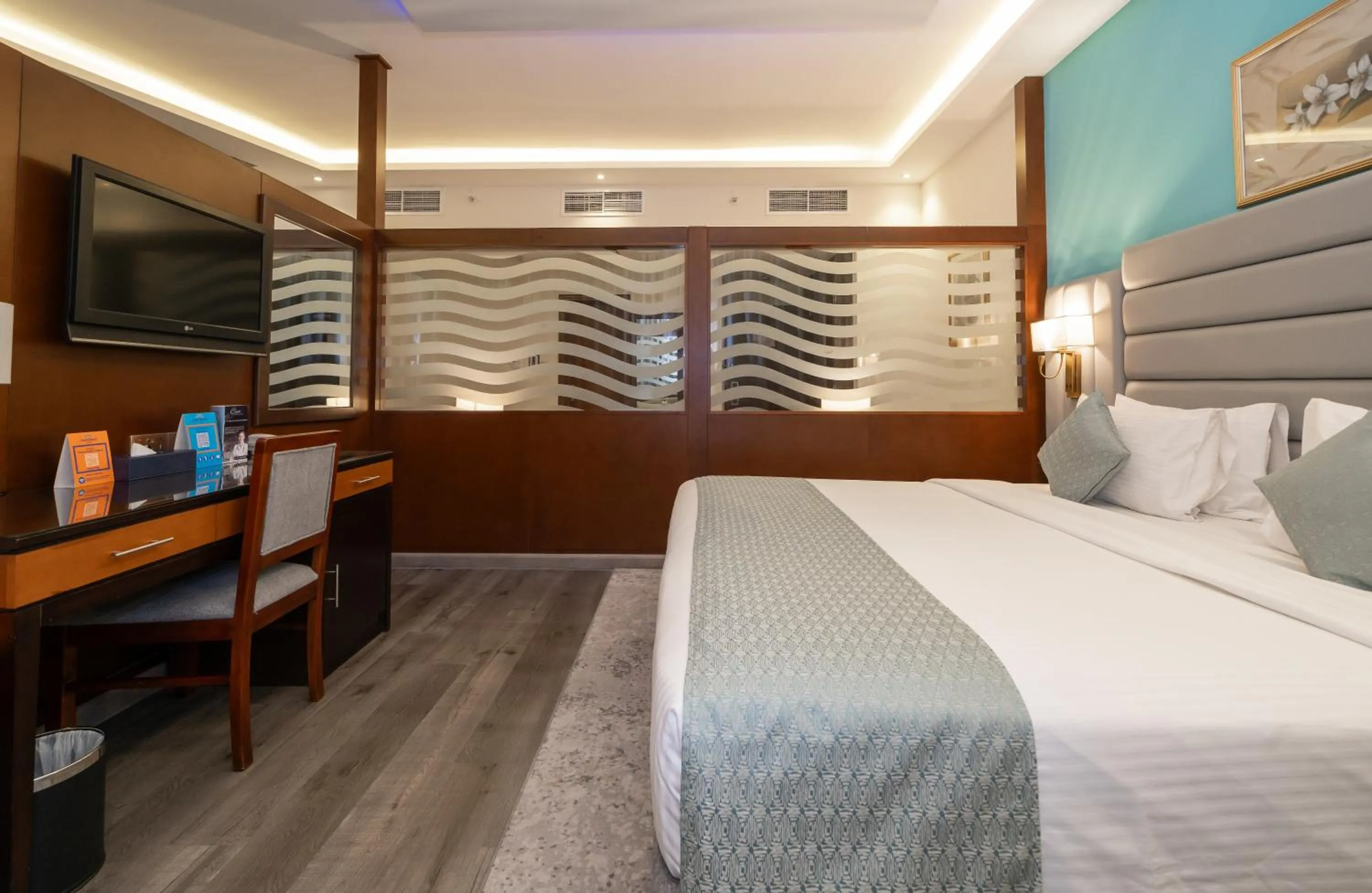 Photo of the whole room, Bed in Howard Johnson Bur Dubai