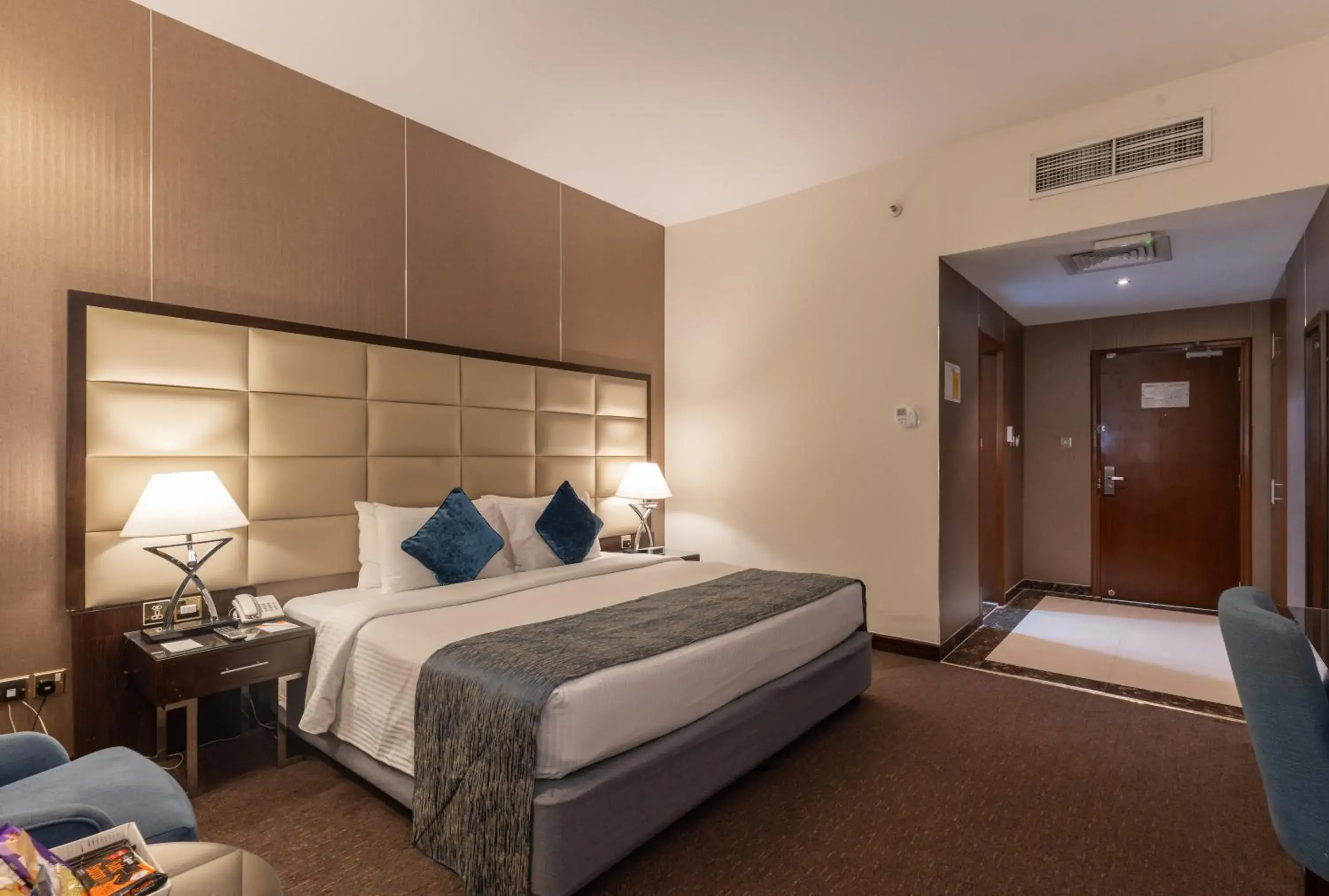 Photo of the whole room, Bed in Howard Johnson Bur Dubai Photo of the whole room, Bed in Howard Johnson Bur Dubai