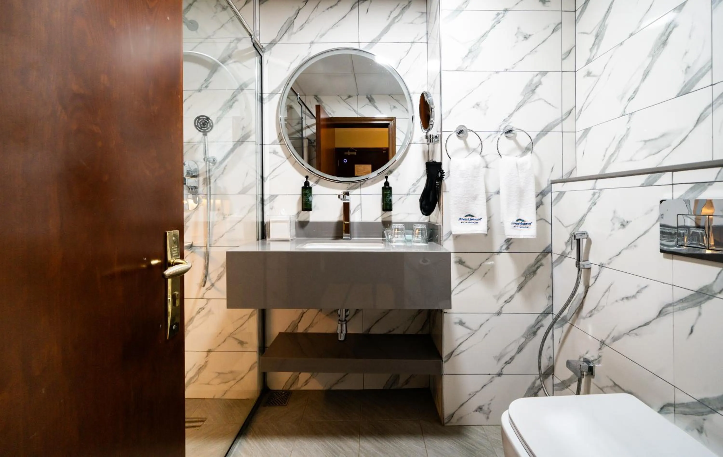 Bathroom in Howard Johnson Bur Dubai