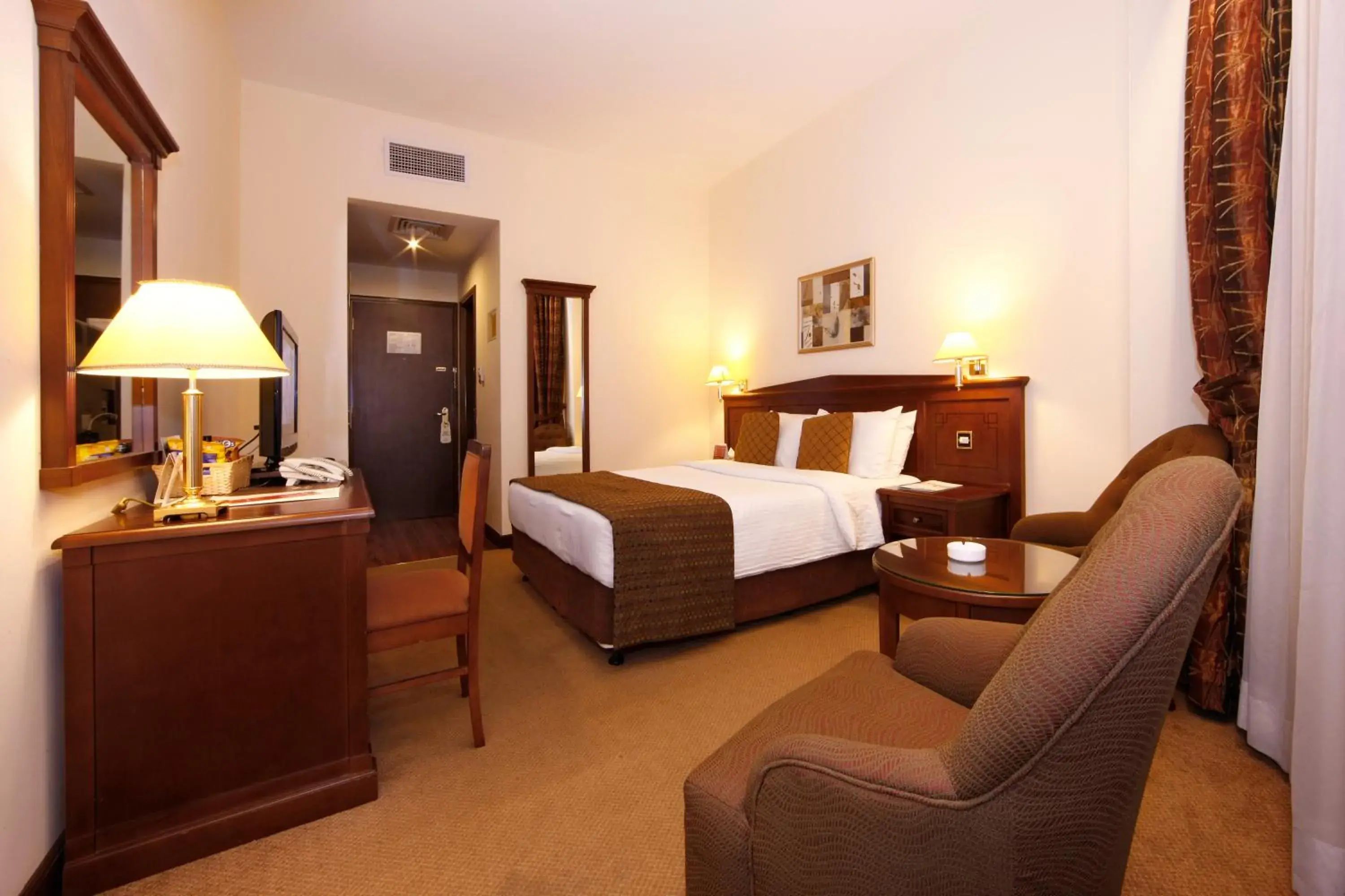 DeluxeQueen Room with One Queen Bed - Smoking in Howard Johnson Bur Dubai DeluxeQueen Room with One Queen Bed - Smoking in Howard Johnson Bur Dubai