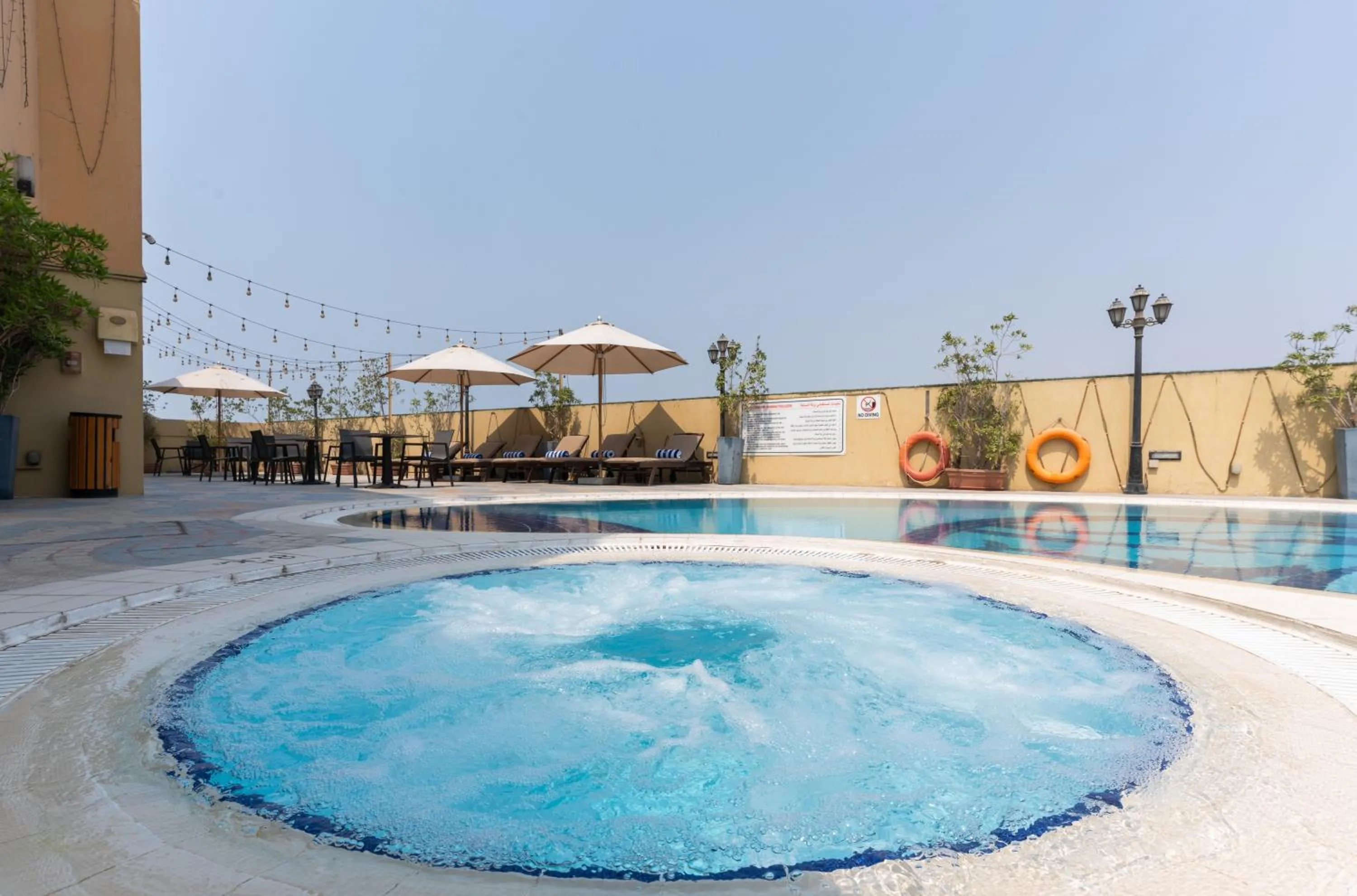 Pool view in Howard Johnson Bur Dubai