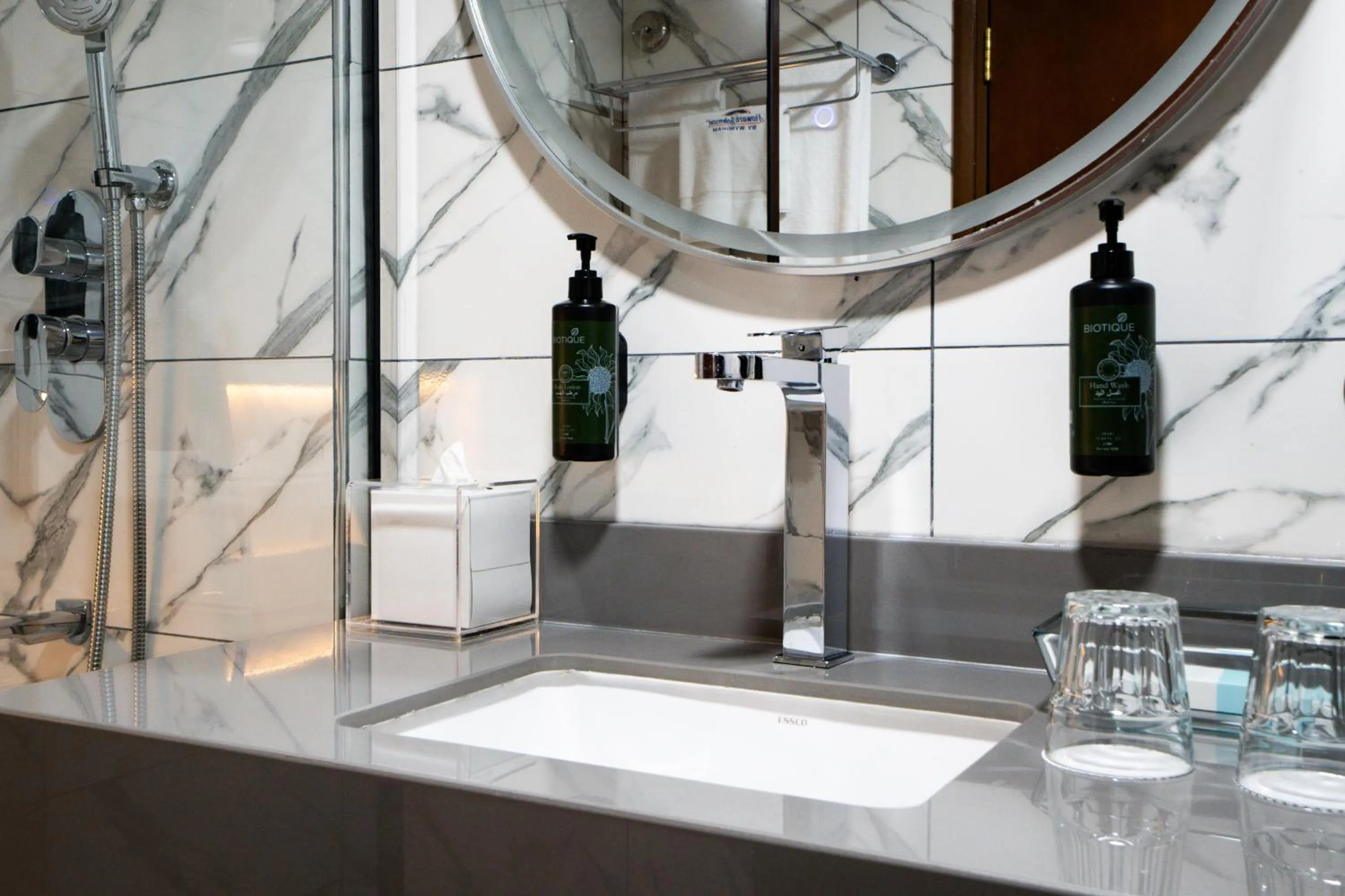 Bathroom in Howard Johnson Bur Dubai