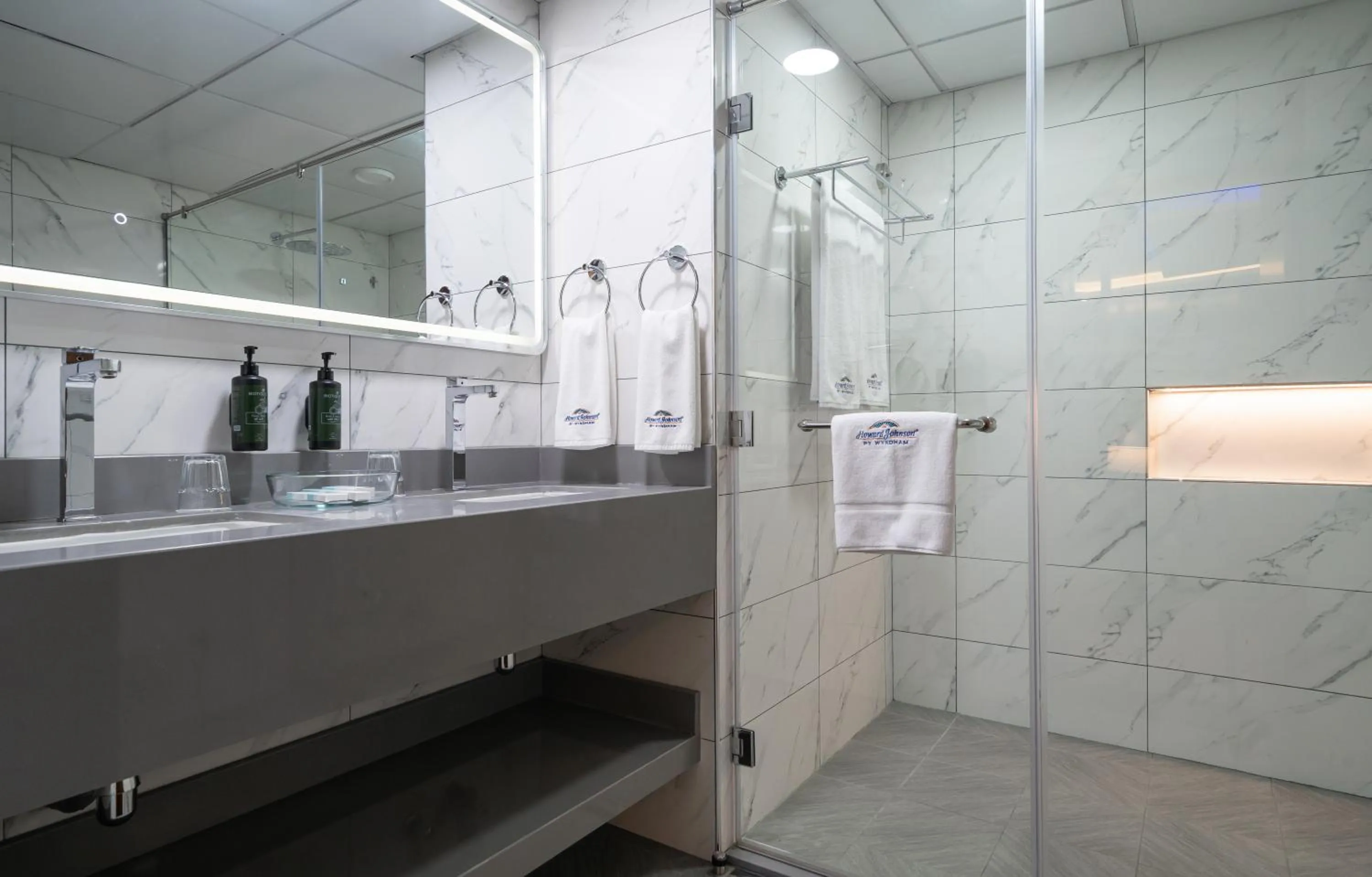 Bathroom in Howard Johnson Bur Dubai