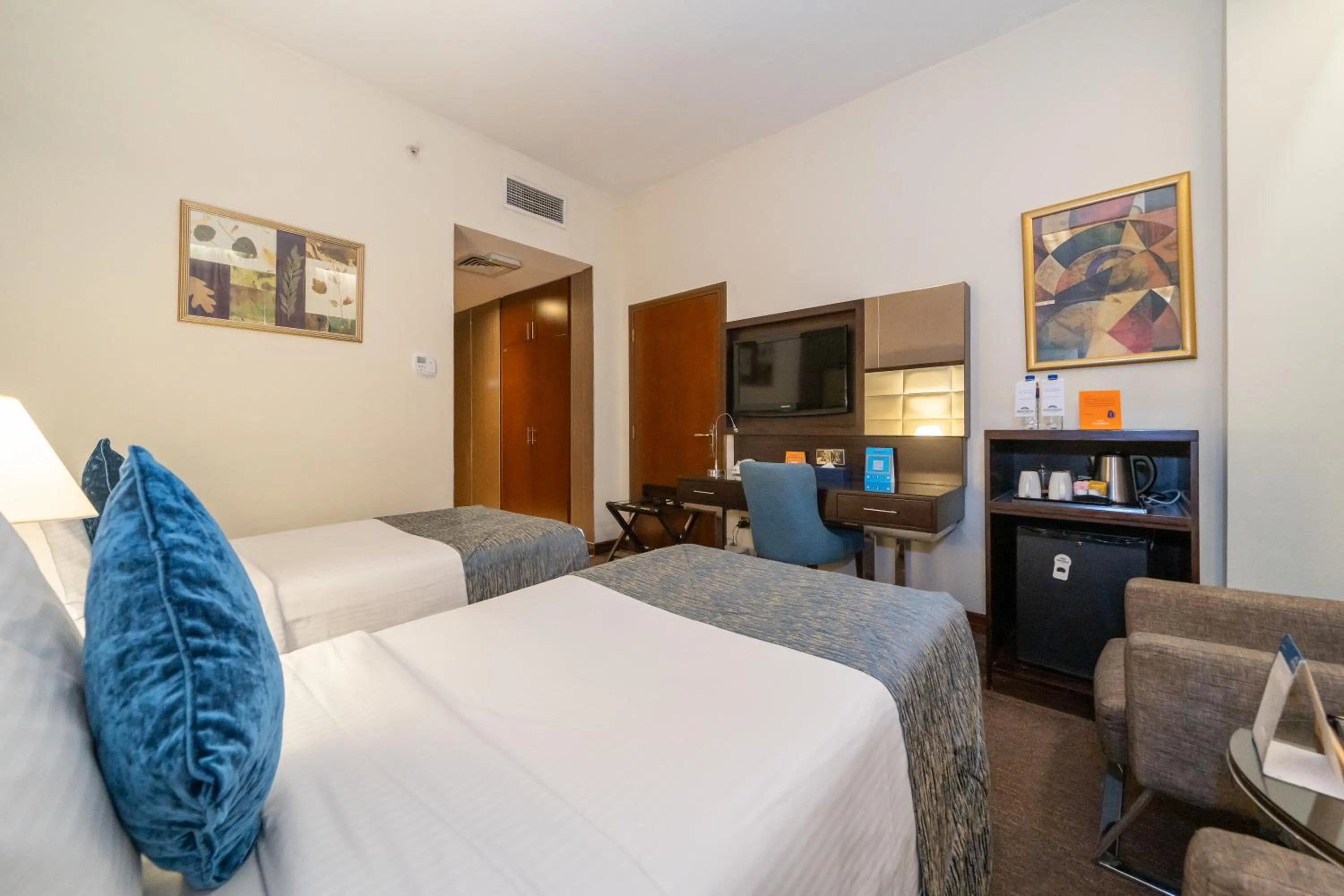 Photo of the whole room, Bed in Howard Johnson Bur Dubai