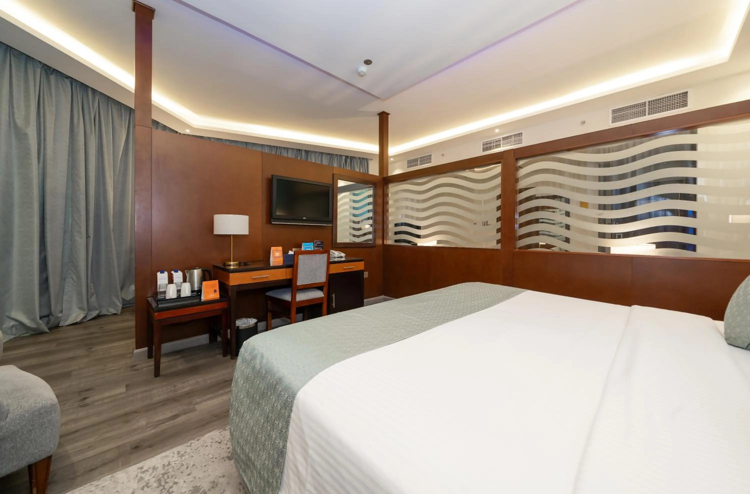Photo of the whole room, Bed in Howard Johnson Bur Dubai