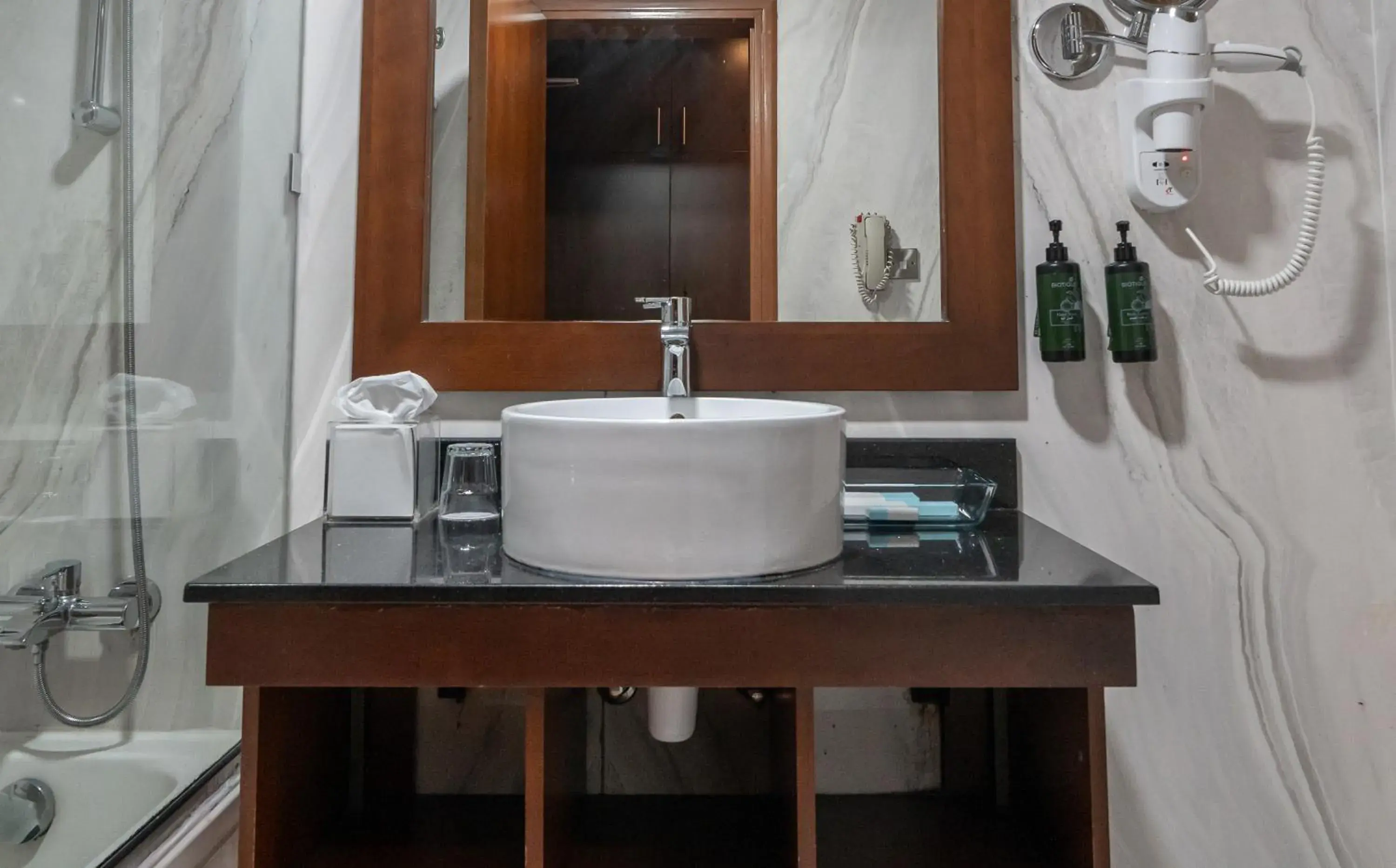 Bathroom in Howard Johnson Bur Dubai Bathroom in Howard Johnson Bur Dubai