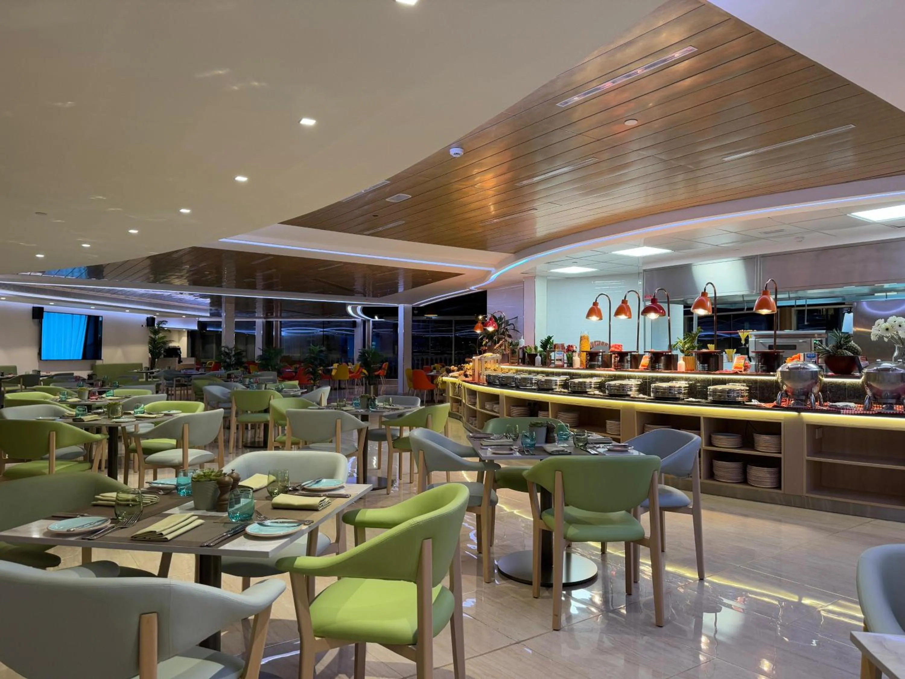 Buffet breakfast in Swissôtel Al Murooj Dubai