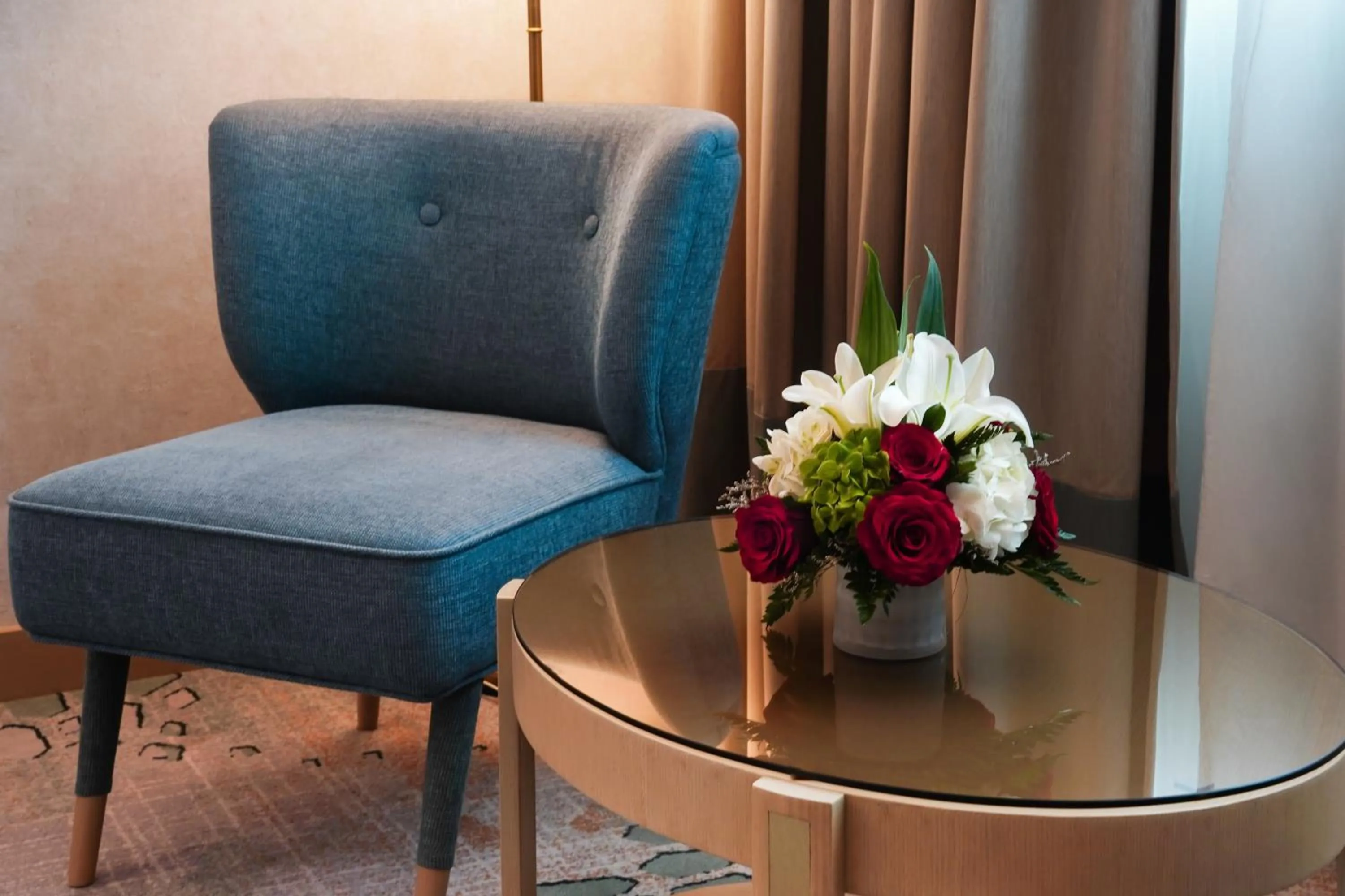 Living room in Swissôtel Al Murooj Dubai