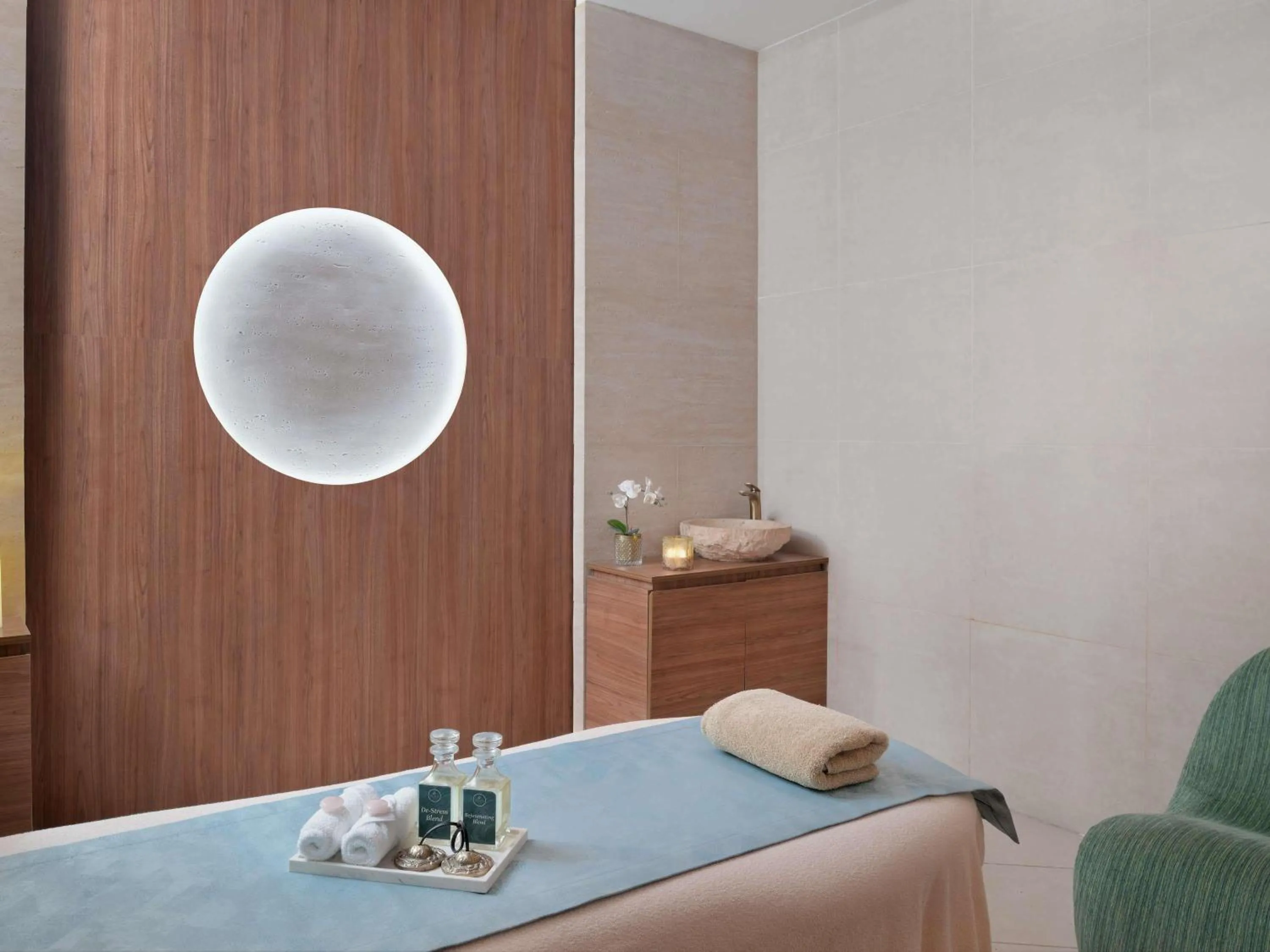 Spa and wellness centre/facilities, Bed in Swissôtel Al Murooj Dubai