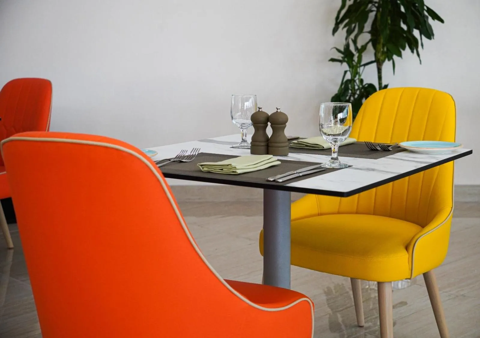 Dining area in Swissôtel Al Murooj Dubai