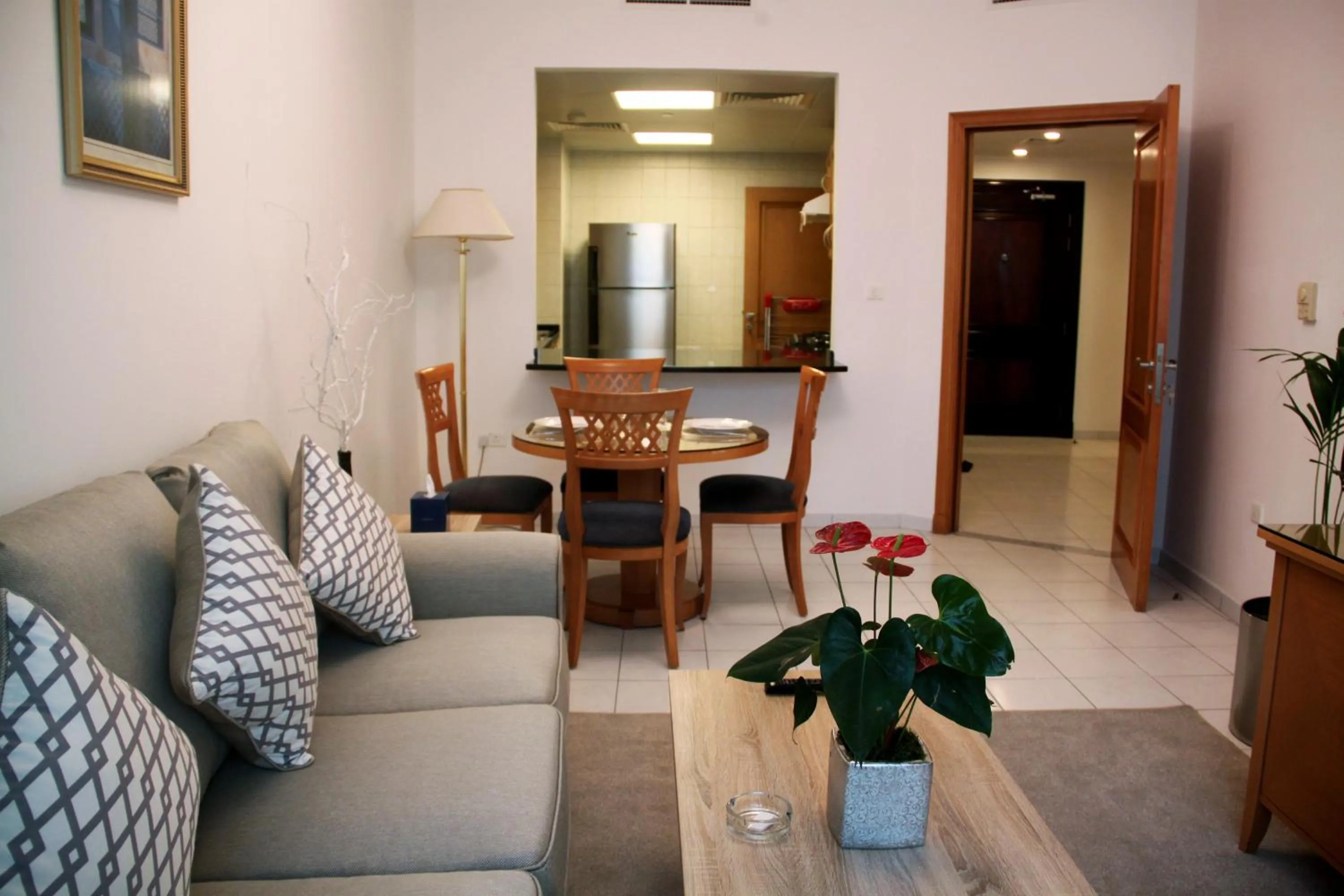 Living room in Swissôtel Al Murooj Dubai