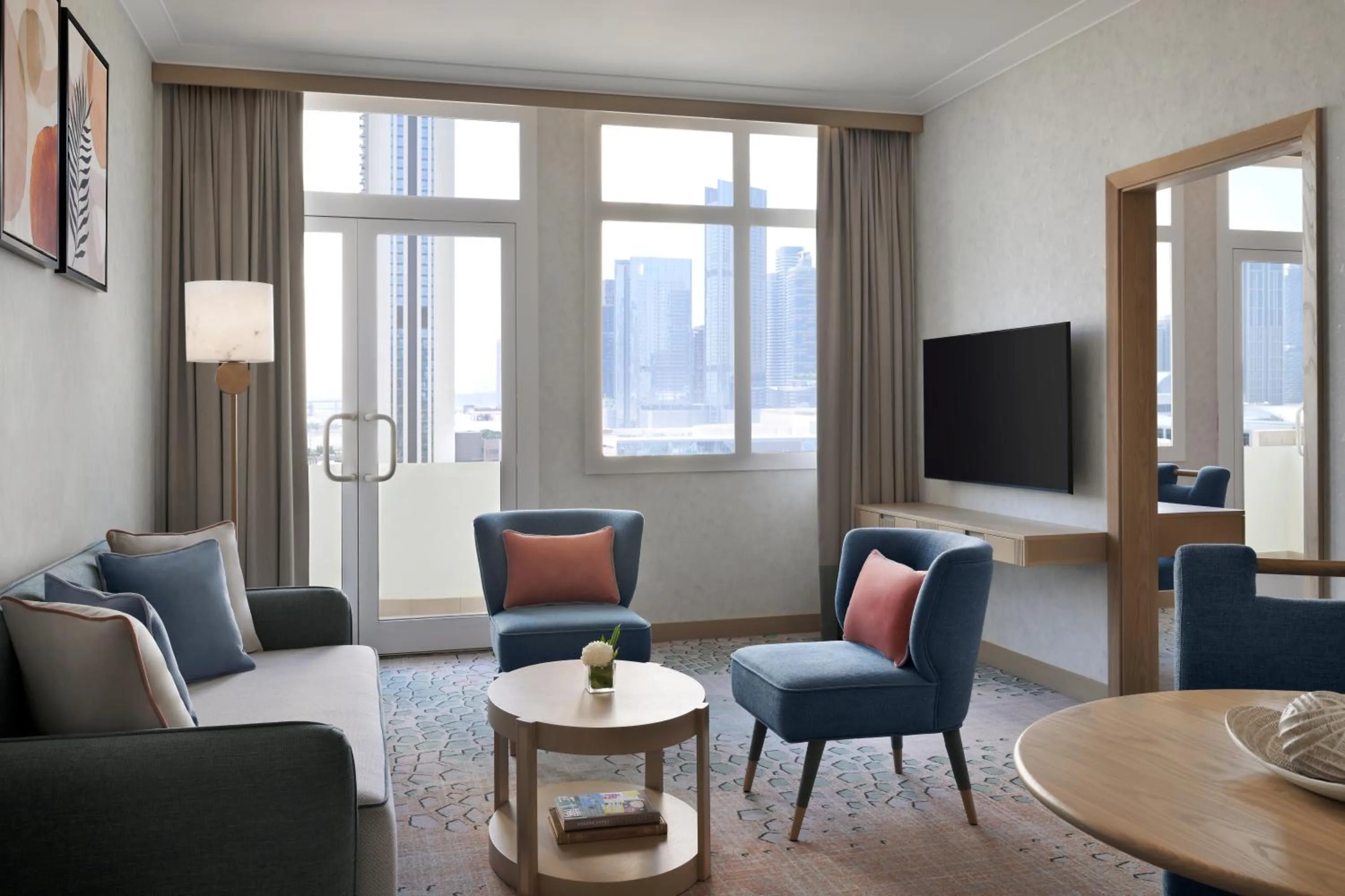 Communal lounge/ TV room in Swissôtel Al Murooj Dubai