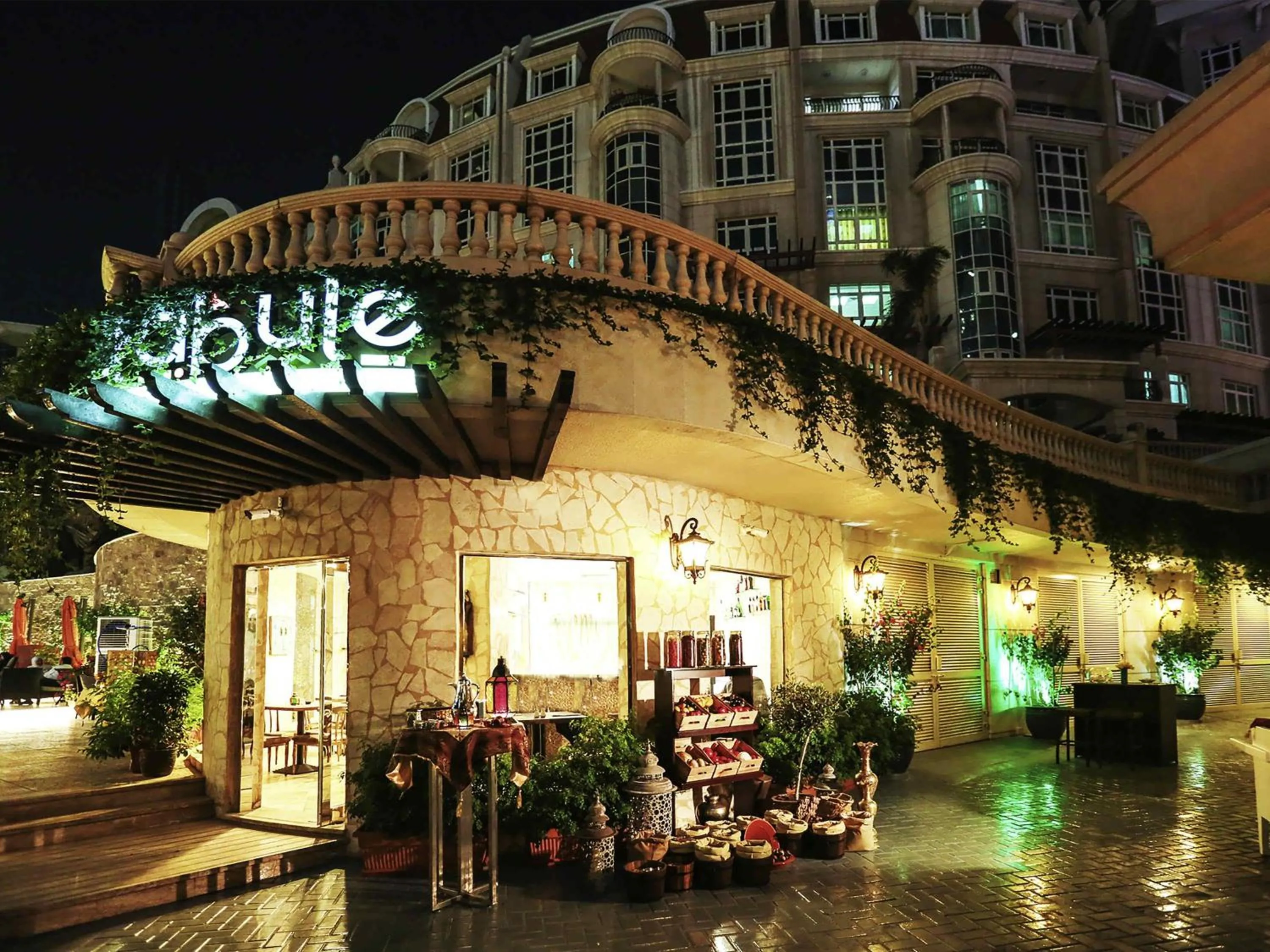 Restaurant/places to eat in Swissôtel Al Murooj Dubai