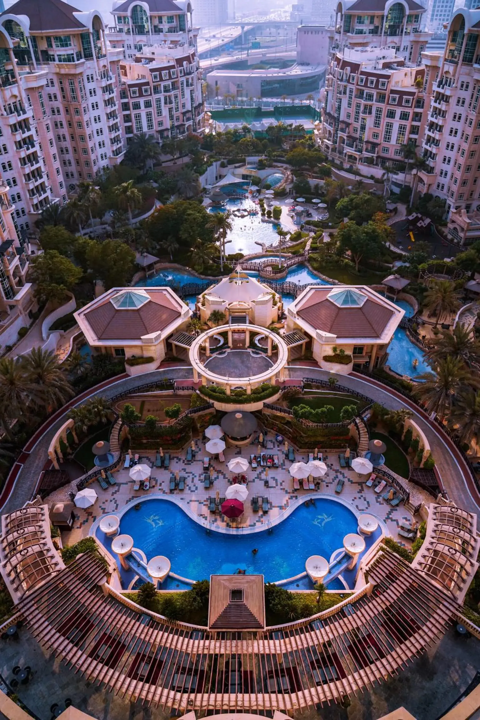 Swimming pool in Swissôtel Al Murooj Dubai Swimming pool in Swissôtel Al Murooj Dubai