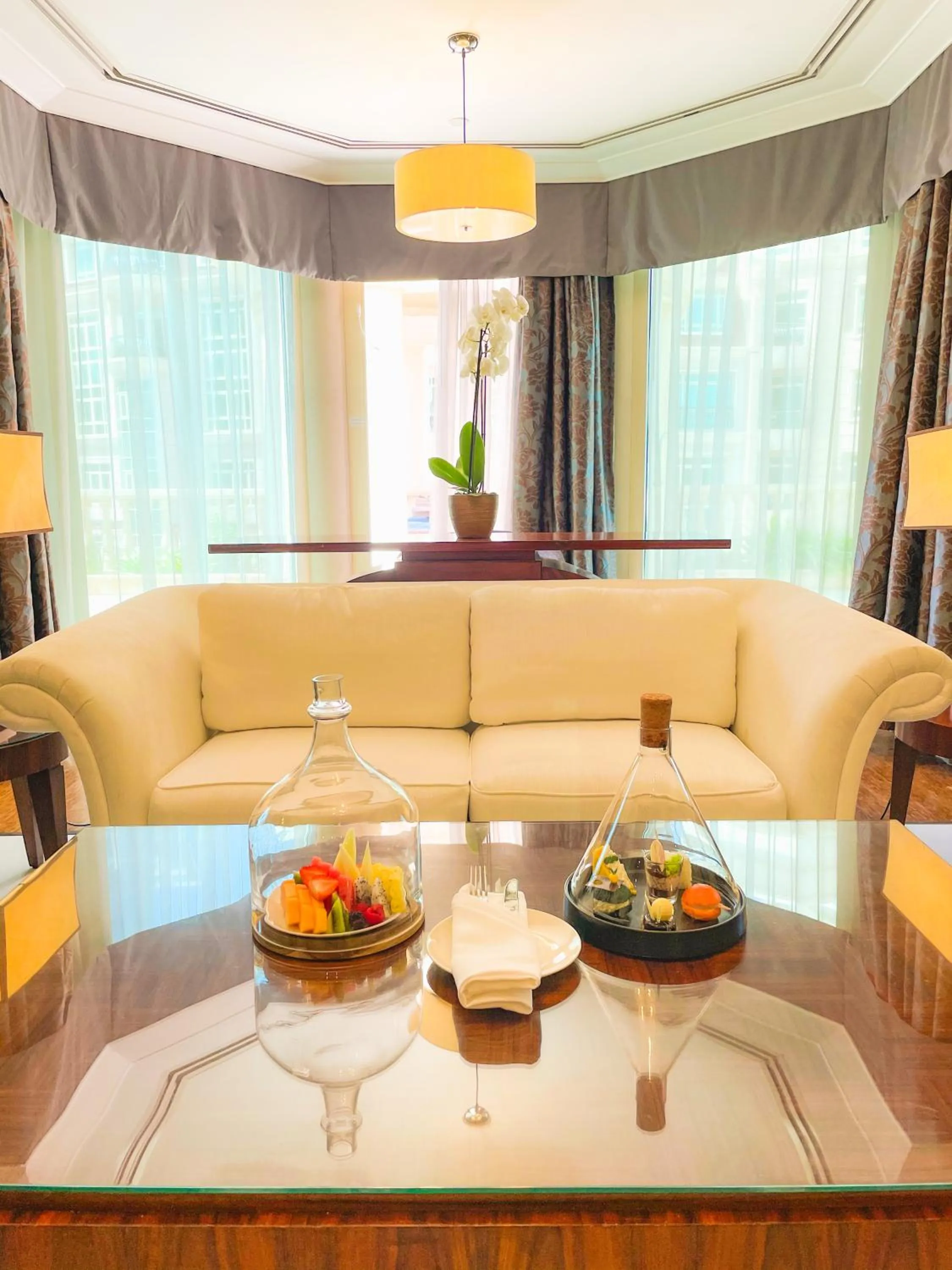 Living room in Swissôtel Al Murooj Dubai