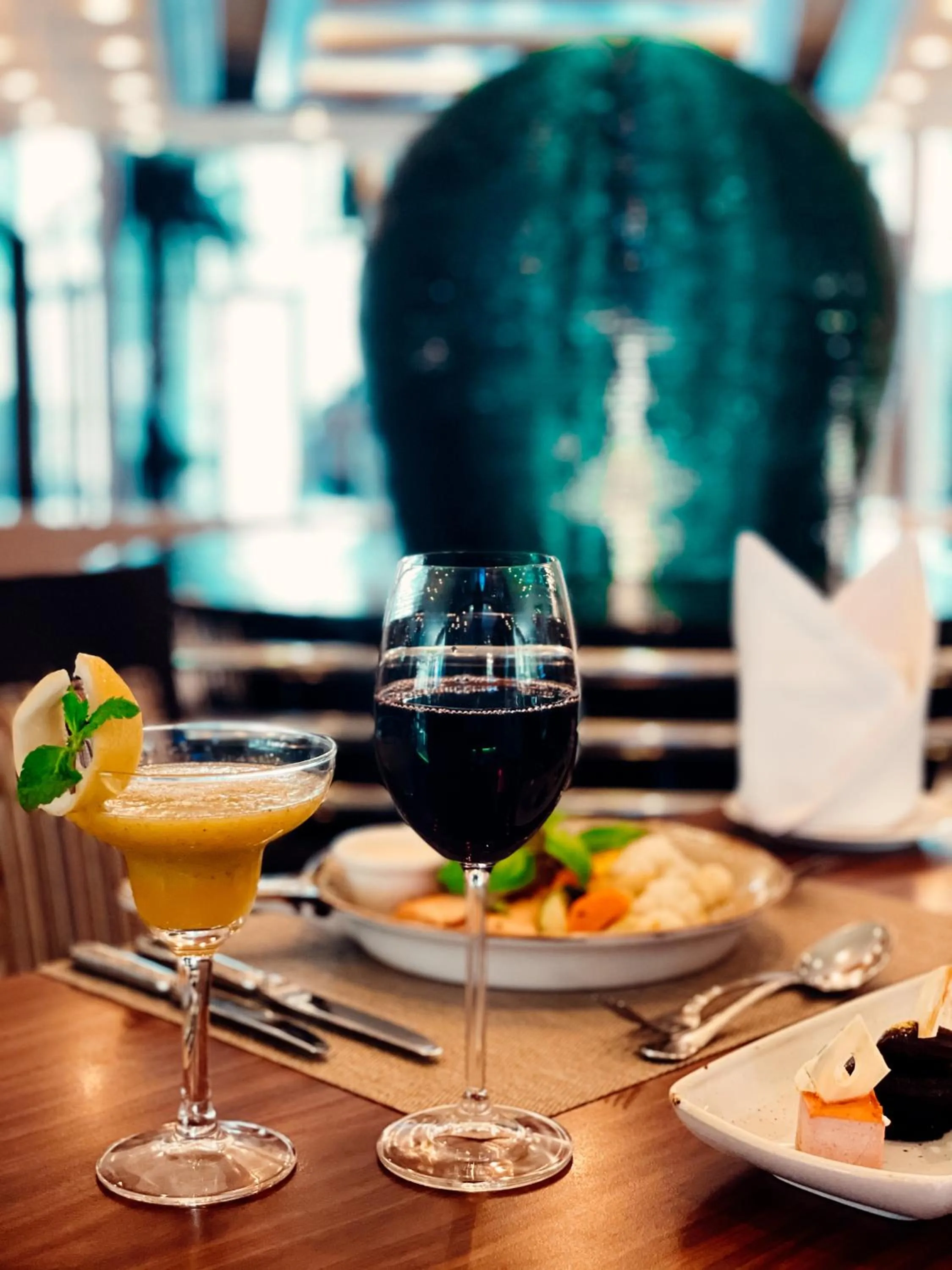 Food and drinks in Swissôtel Al Murooj Dubai