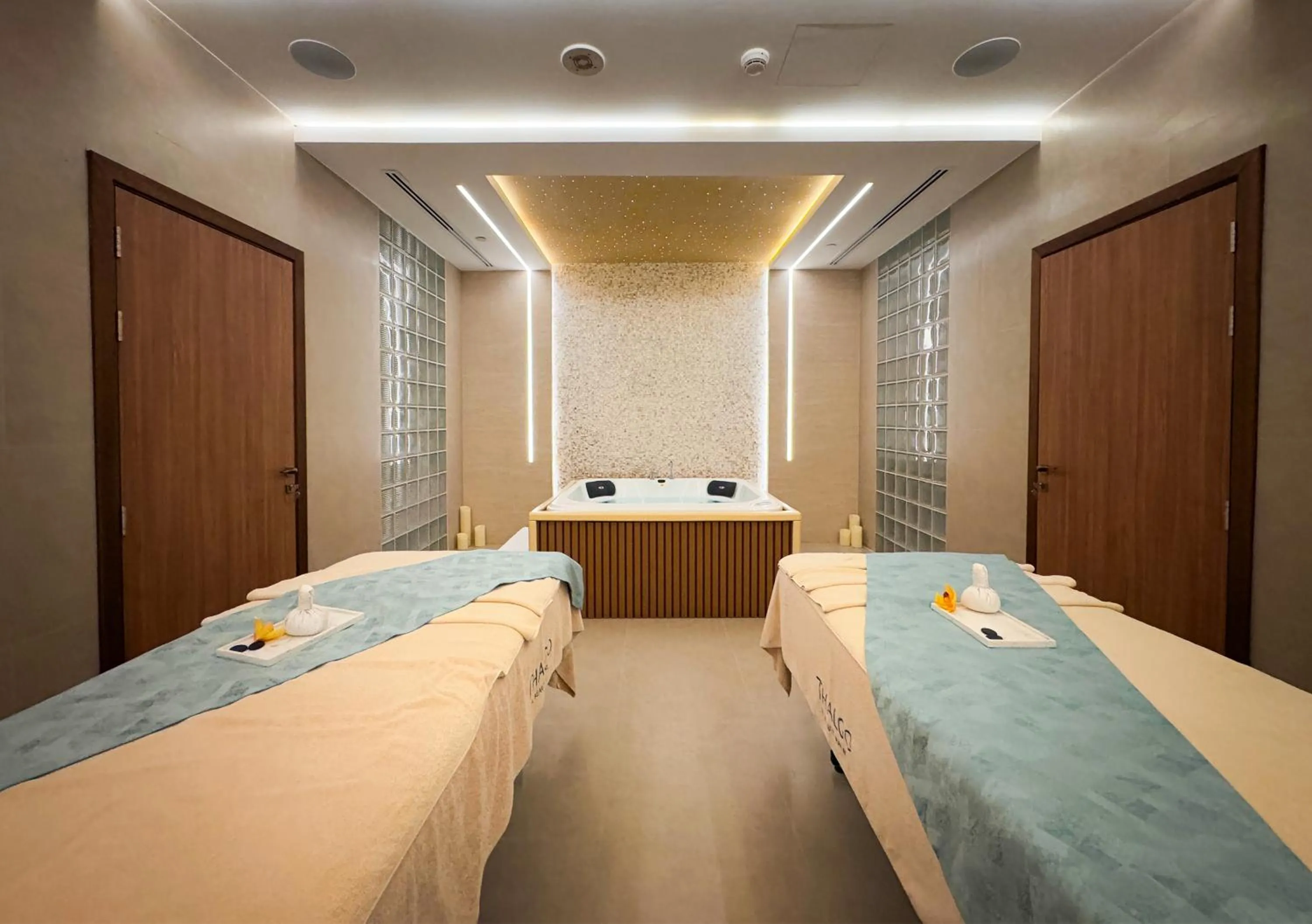 Spa and wellness centre/facilities, Bed in Swissôtel Al Murooj Dubai