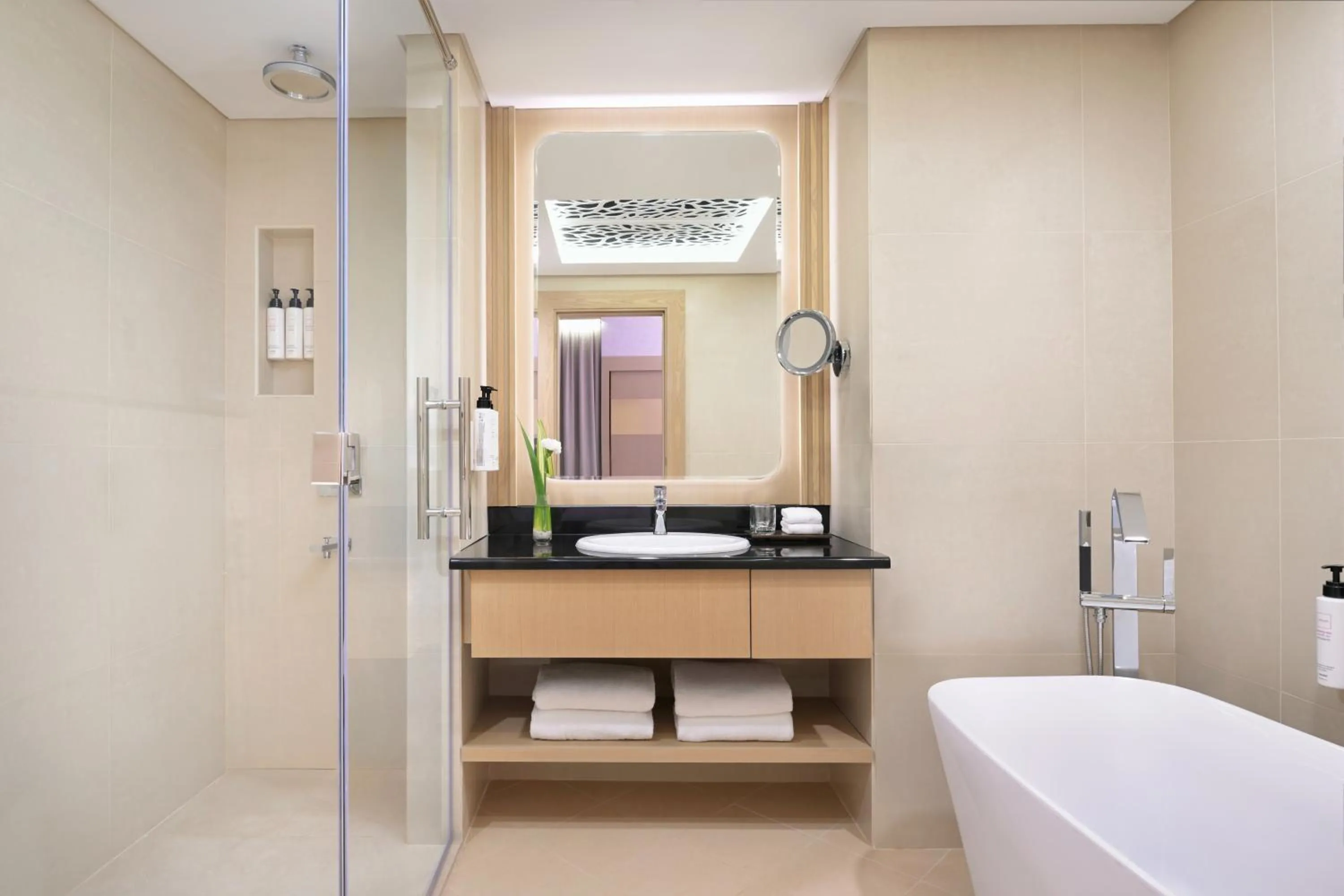 Shower in Swissôtel Al Murooj Dubai