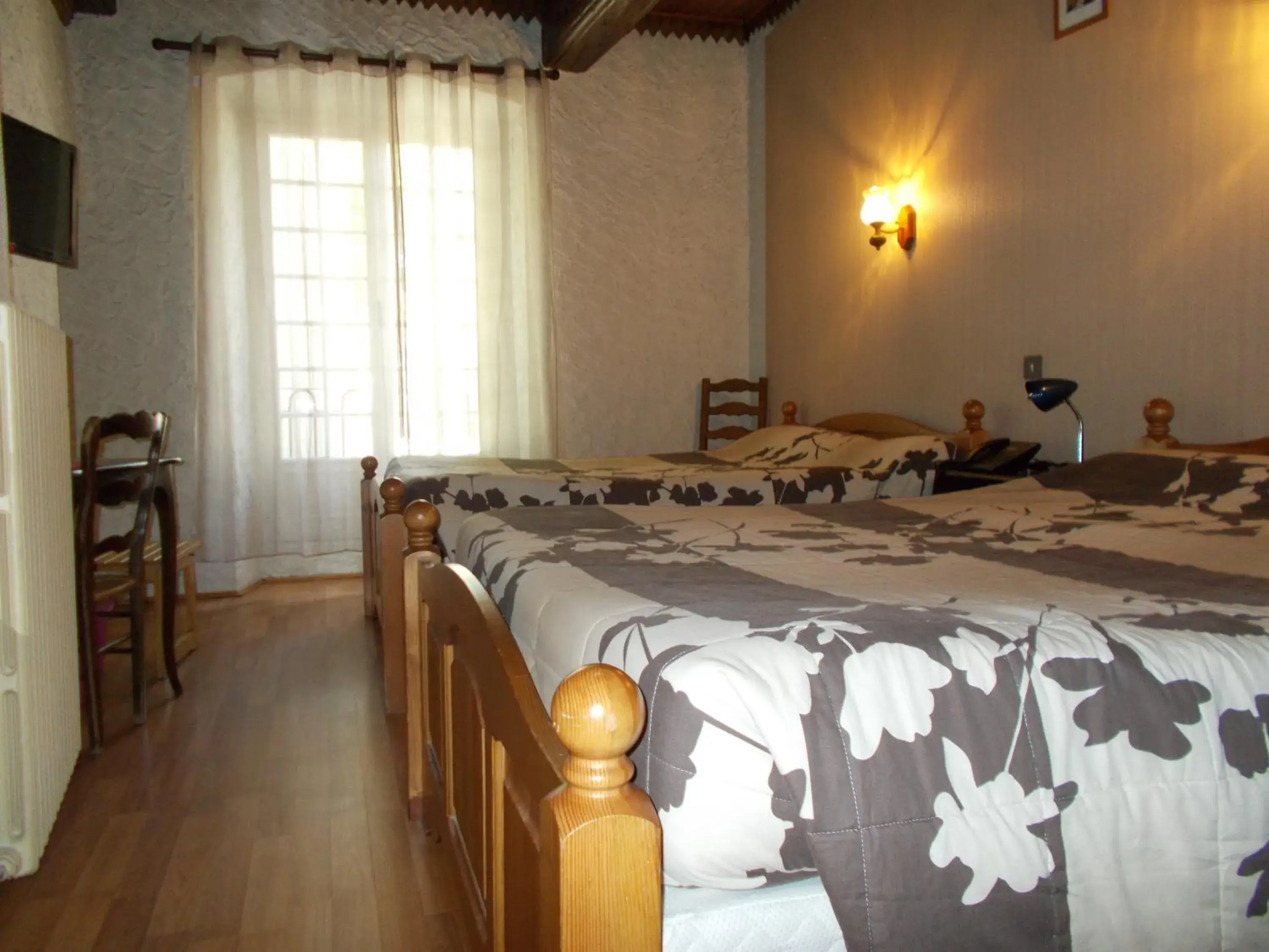 Standard Double Room with Two Double Beds in Logis Hotel Restaurant La Chaumière Standard Double Room with Two Double Beds in Logis Hotel Restaurant La Chaumière