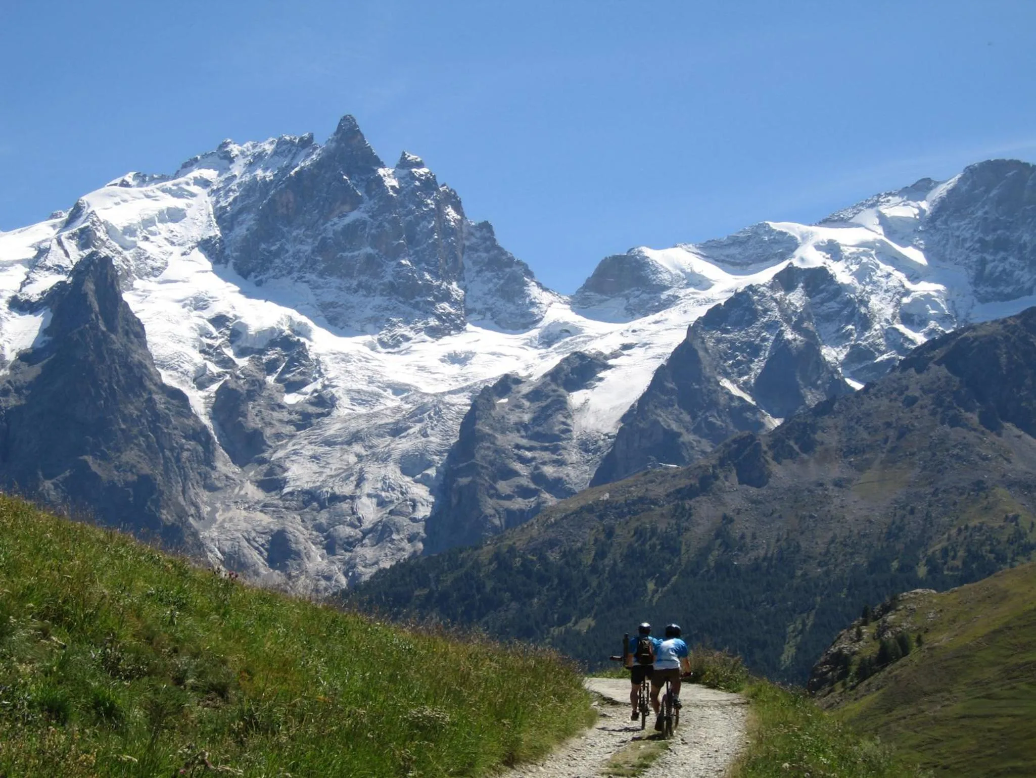 Cycling in Hotel Auberge Edelweiss