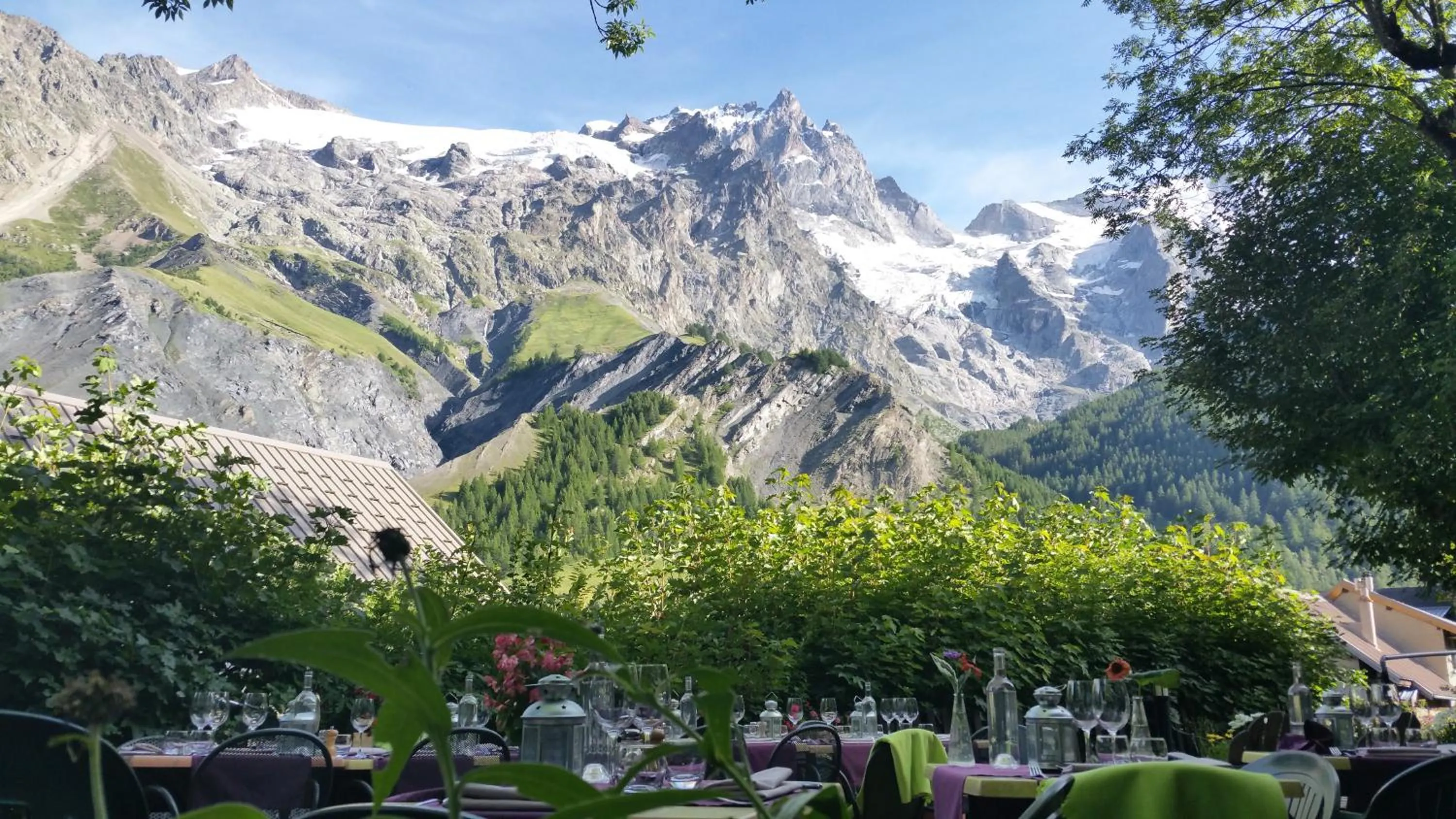 Patio in Hotel Auberge Edelweiss