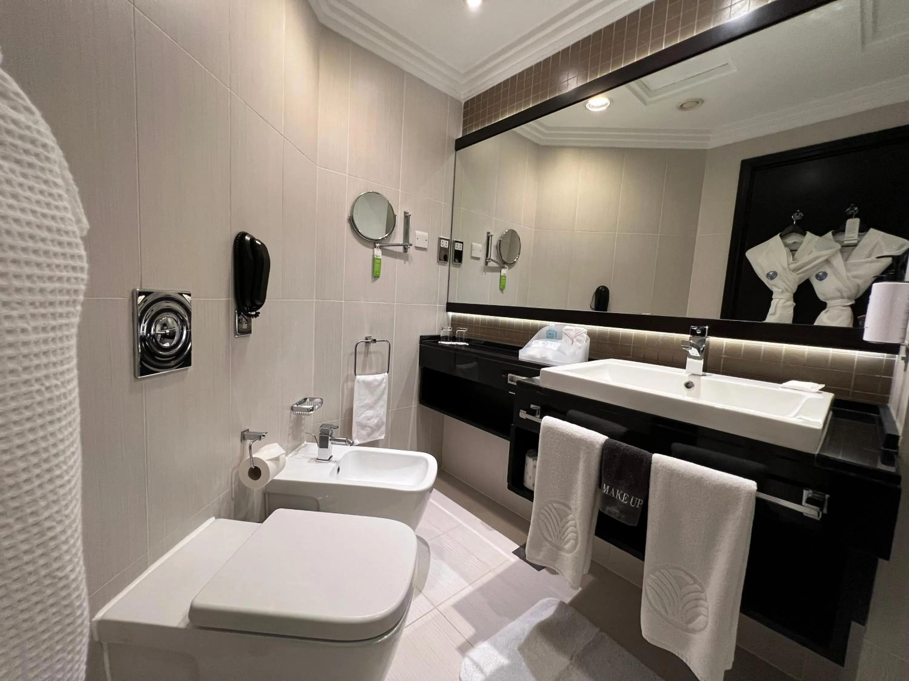 Bathroom, Bed in Towers Rotana - Dubai