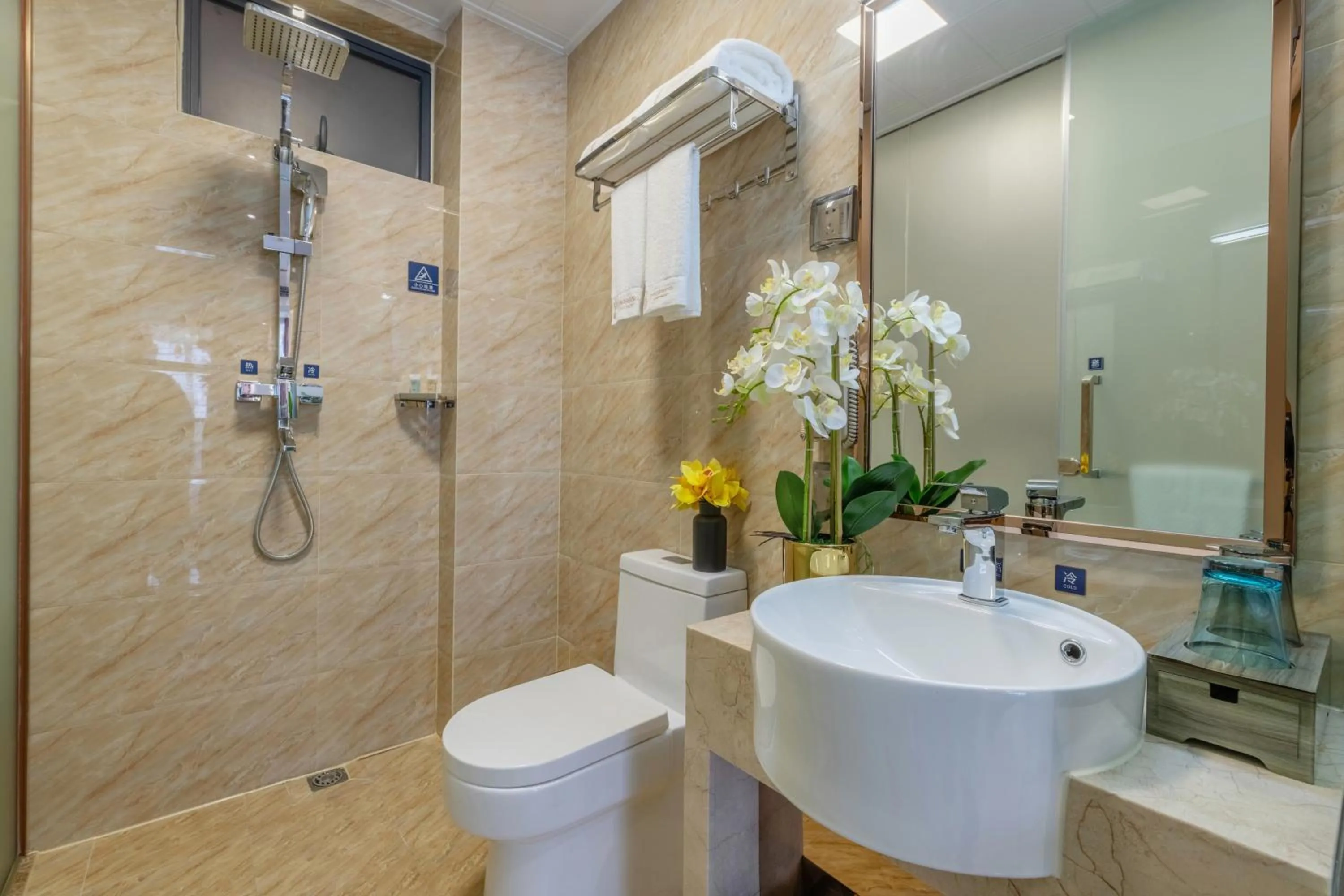 Shower in Dingshang Apartment Hotel