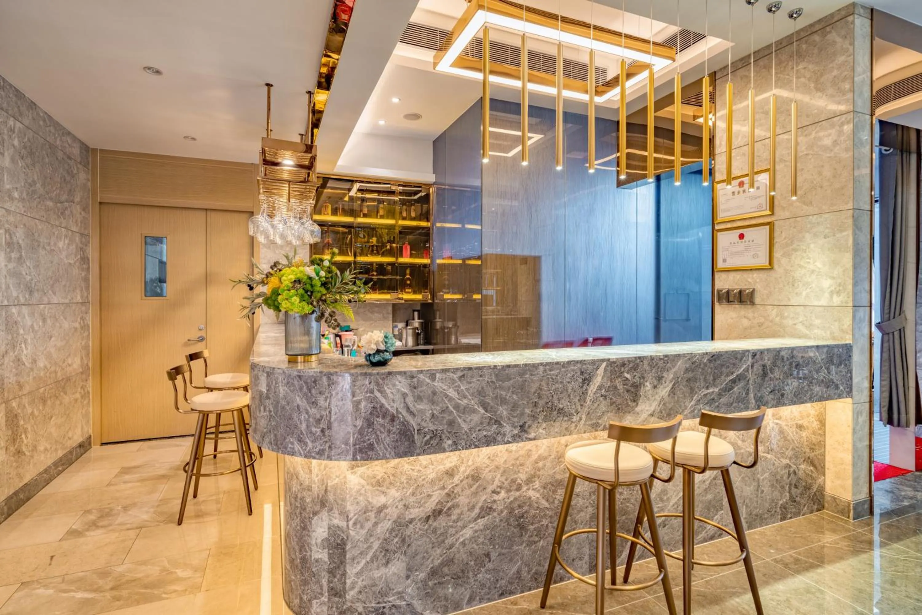 Restaurant/places to eat in Dingshang Apartment Hotel