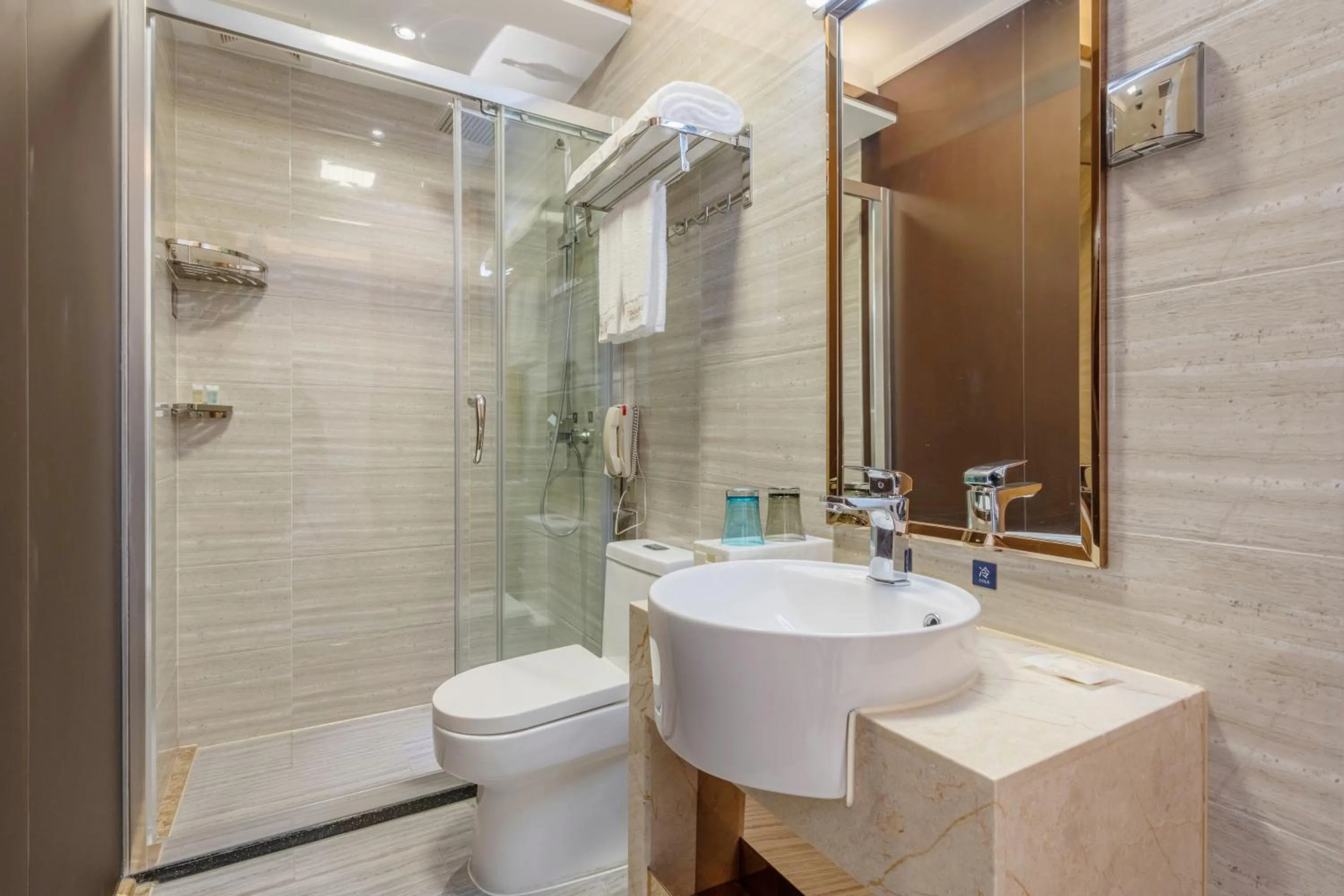 Shower in Dingshang Apartment Hotel