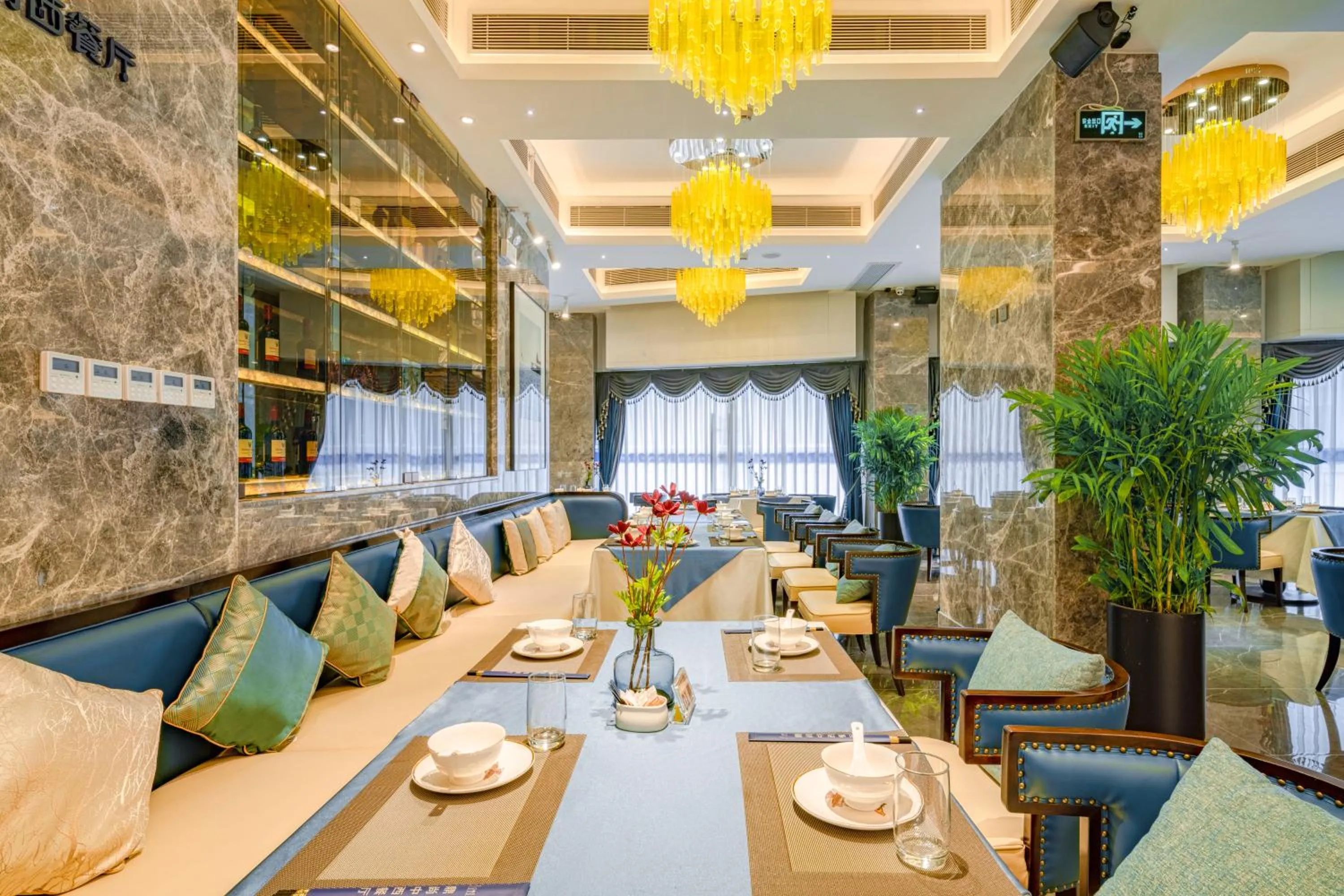Restaurant/places to eat in Dingshang Apartment Hotel