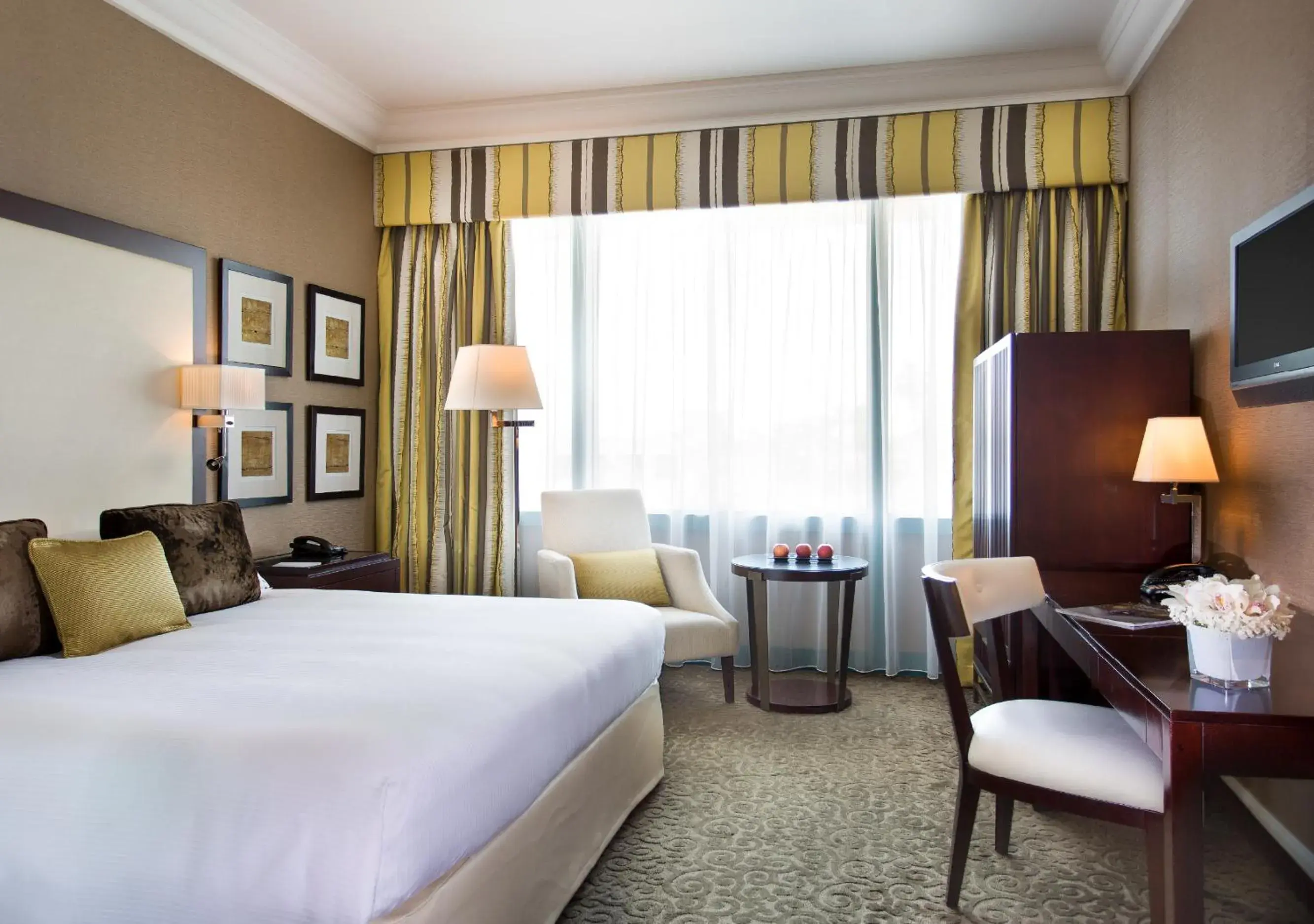 Bed in Mövenpick Grand Al Bustan Bed in Mövenpick Grand Al Bustan