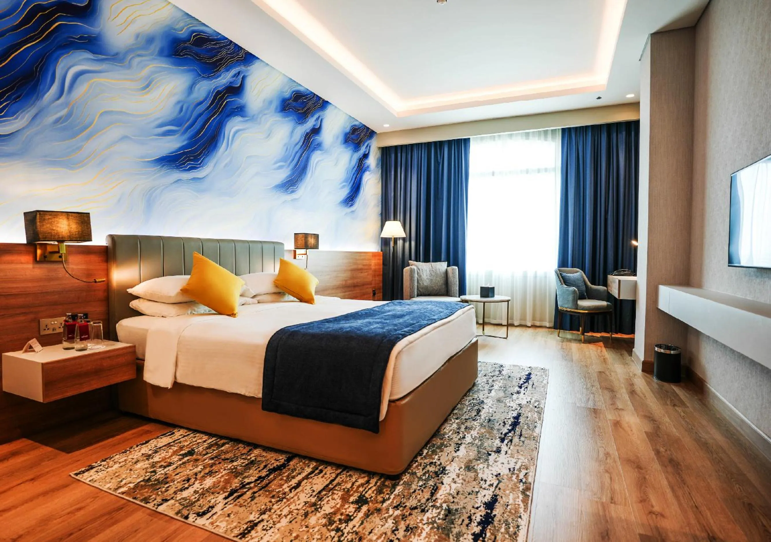 Bedroom, Bed in Mövenpick Grand Al Bustan