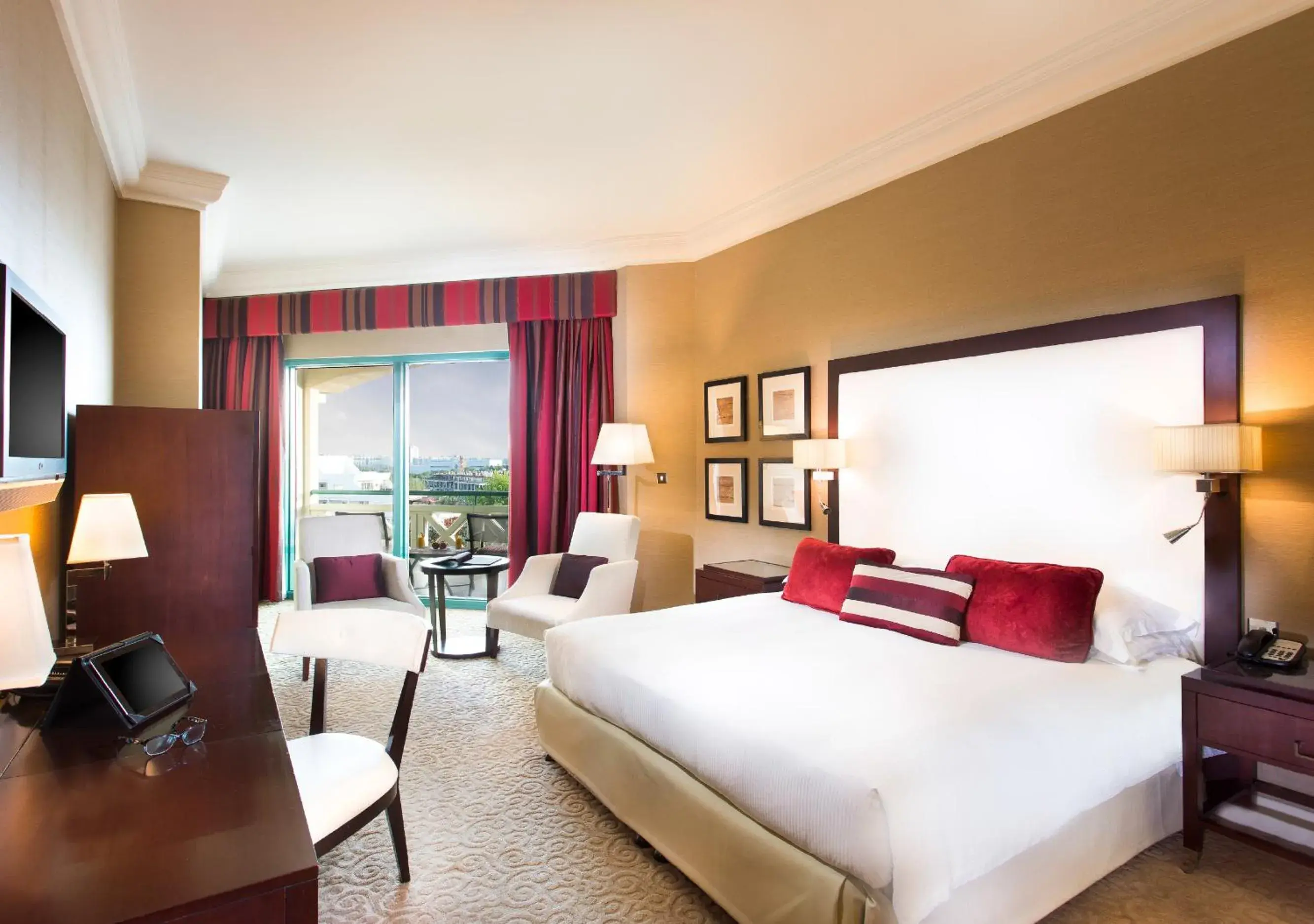 Bed in Mövenpick Grand Al Bustan Bed in Mövenpick Grand Al Bustan