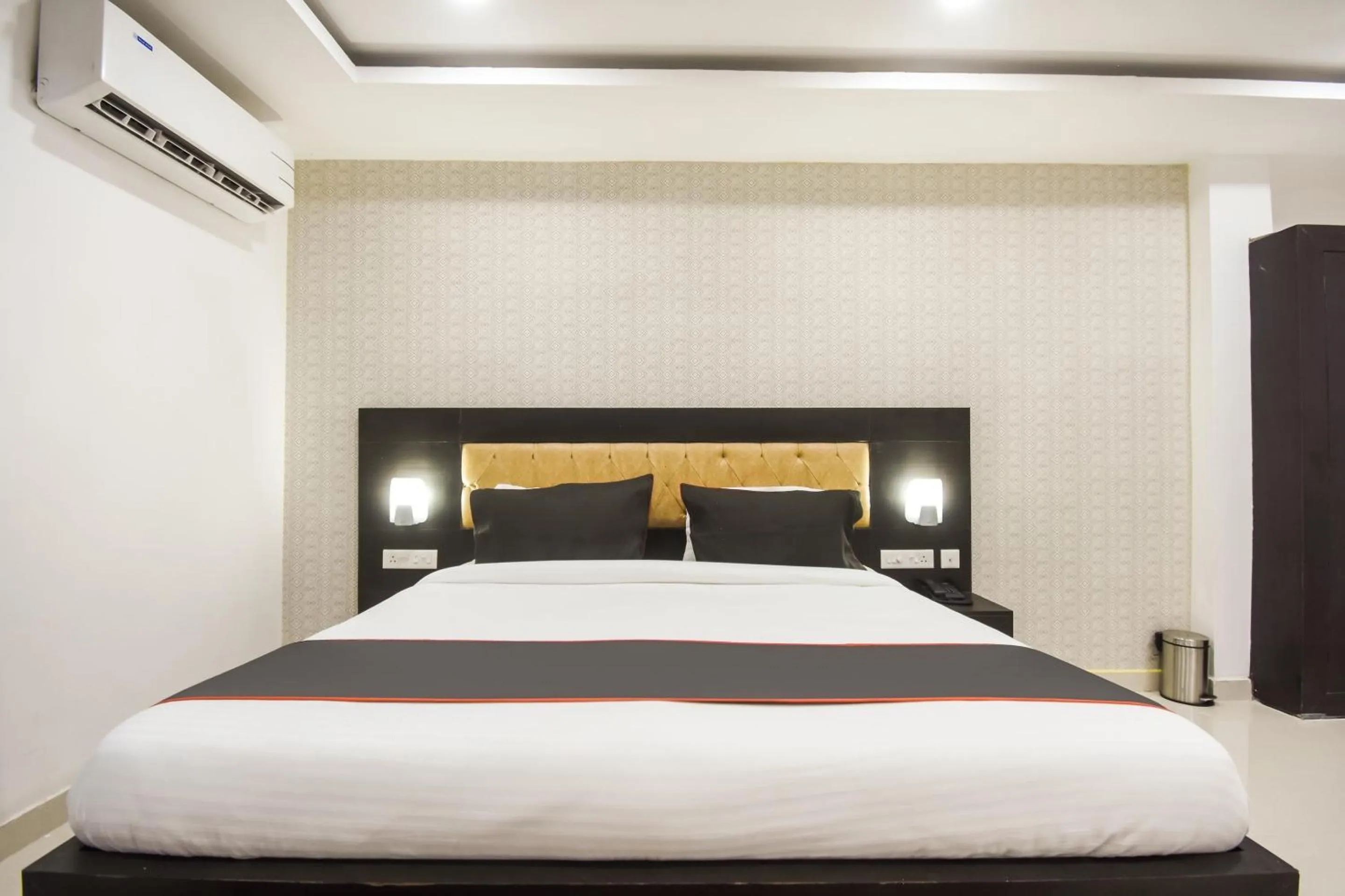 Bedroom, Bed in Hotel O Red Velvet Premium