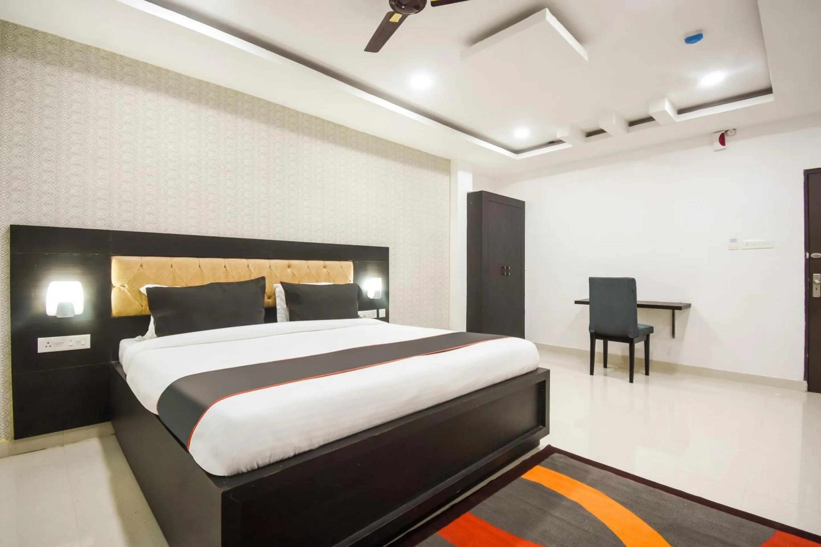 Bedroom, Bed in Hotel O Red Velvet Premium