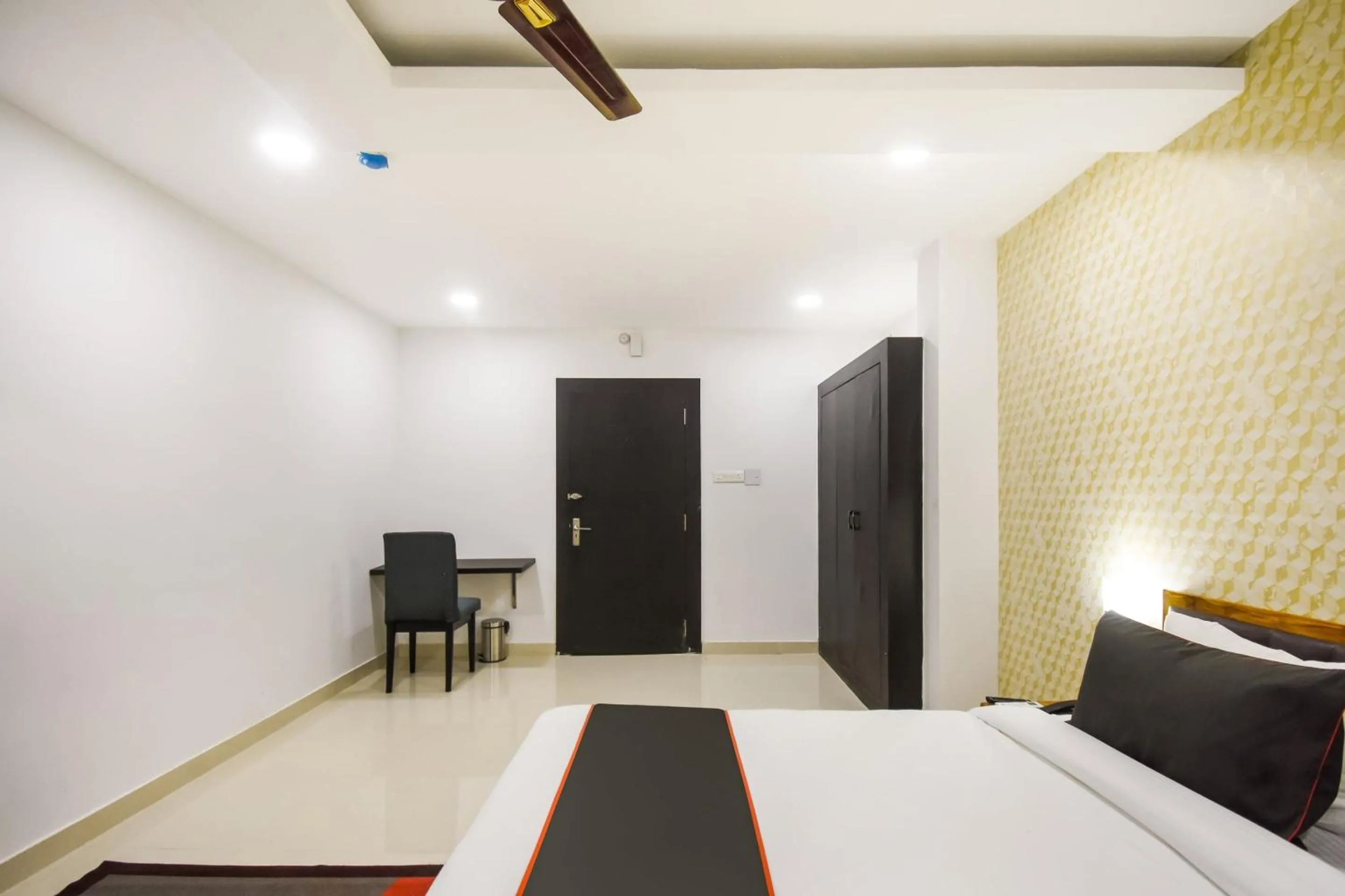 Lobby or reception, Bed in Hotel O Red Velvet Premium