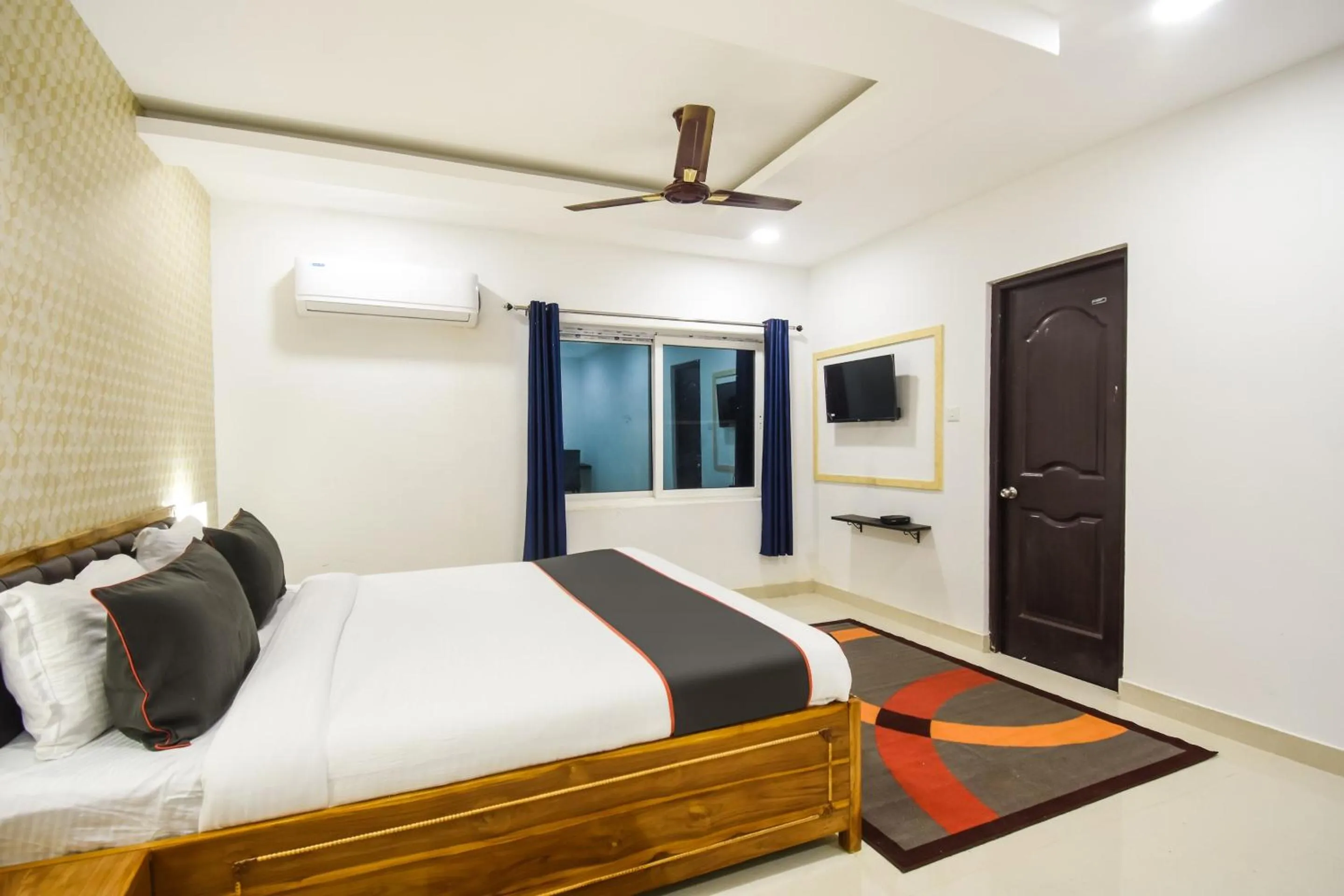 Bedroom, Bed in Hotel O Red Velvet Premium