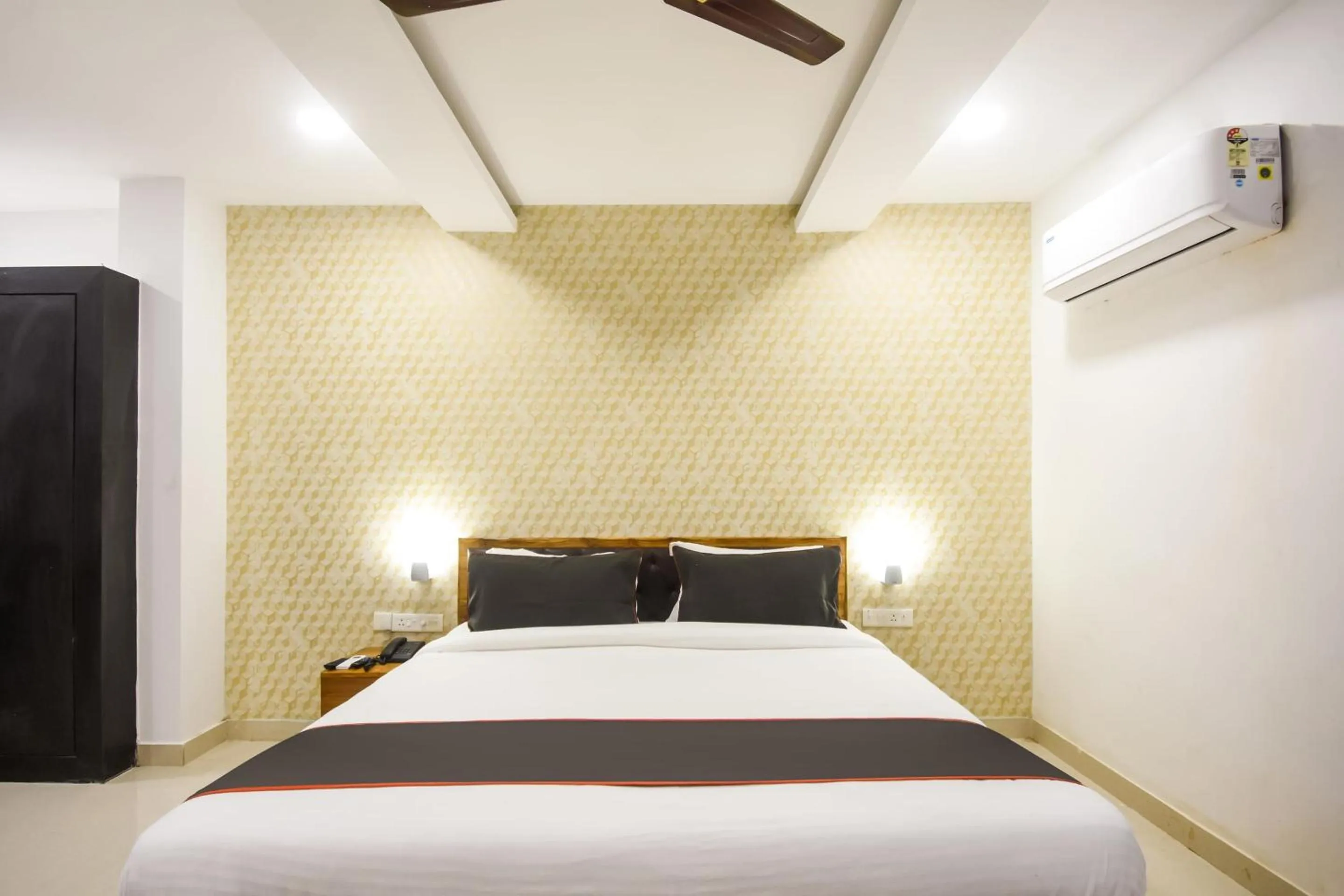 Bedroom, Bed in Hotel O Red Velvet Premium